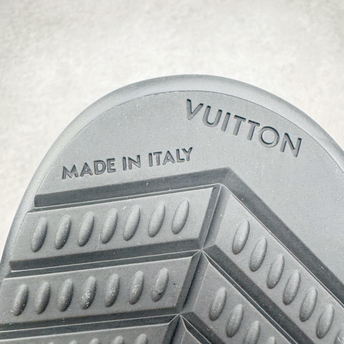 图片[18]-＃GD广顶 LOUIS VUITTON x Nigo lv联名款 Buttersoft 牛皮革羊皮革 FW25 图案压纹 圆头系带 低帮 生活休闲鞋 男女同款 白色 外贸零售特供批次 2023全新纸板数据 印花高频效果碾压市面 市售天花板产物 耗时半年巨作 全套原厂新版原纸板楦头开发 原厂特供皮料加持 市场所有版本中综合最强的货品 GD实力大厂出品 全网最全配色更新最快 最成熟的做工稳定的品控 完美鞋型超高的清洁度 零毛边线头瑕疵 全套原楦原纸版原鞋开模 全网最具灵魂的版型 正确原装黄色鞋盒 正确中底印花 鞋面印花3D高频深度立体 全鞋电脑针车 紧密相连 针距密度一致 环保乳胶注塑鞋垫 厚度脚感还原原版 皮面裁剪部位 统一油边封口工艺 原装橡胶大底含胶量大底组合零偏差 专柜全套包装 防尘袋 说明书 质保卡 男女鞋 尺码：35 36 37 38 39 40 41 42 43 44 45-选品中心