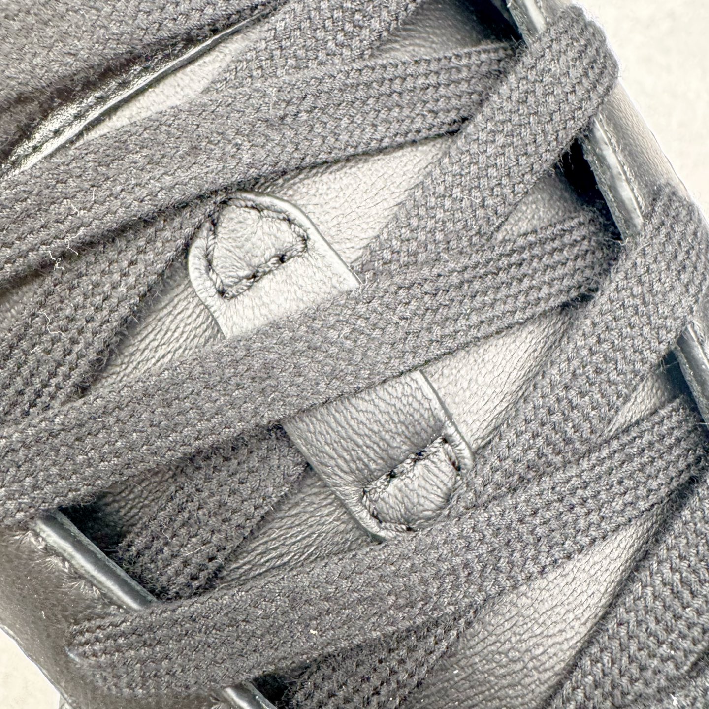 图片[13]-＃GD广顶 LOUIS VUITTON x Nigo lv联名款 Buttersoft 牛皮革羊皮革 FW25 图案压纹 圆头系带 低帮 生活休闲鞋 男女同款 白色 外贸零售特供批次 2023全新纸板数据 印花高频效果碾压市面 市售天花板产物 耗时半年巨作 全套原厂新版原纸板楦头开发 原厂特供皮料加持 市场所有版本中综合最强的货品 GD实力大厂出品 全网最全配色更新最快 最成熟的做工稳定的品控 完美鞋型超高的清洁度 零毛边线头瑕疵 全套原楦原纸版原鞋开模 全网最具灵魂的版型 正确原装黄色鞋盒 正确中底印花 鞋面印花3D高频深度立体 全鞋电脑针车 紧密相连 针距密度一致 环保乳胶注塑鞋垫 厚度脚感还原原版 皮面裁剪部位 统一油边封口工艺 原装橡胶大底含胶量大底组合零偏差 专柜全套包装 防尘袋 说明书 质保卡 男女鞋 尺码：35 36 37 38 39 40 41 42 43 44 45-选品中心