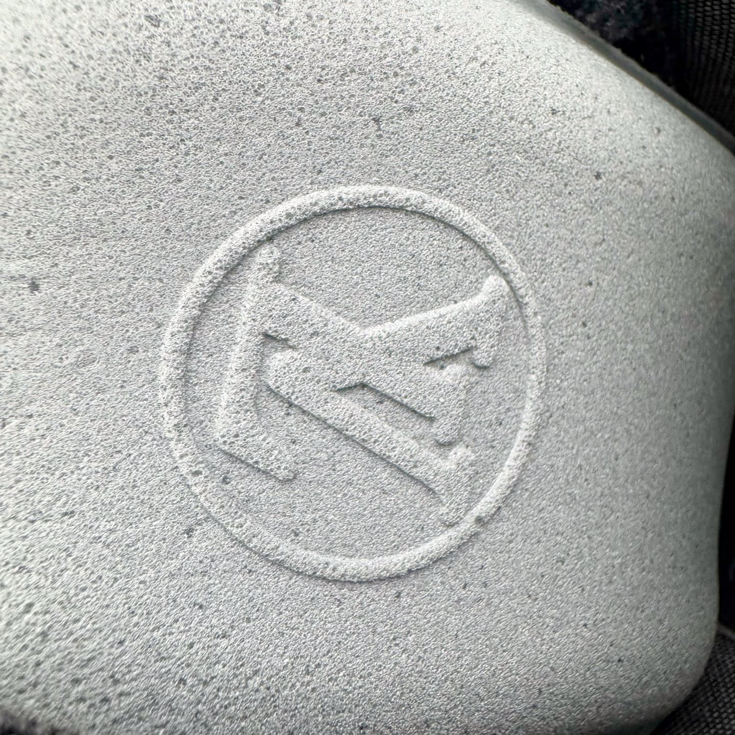 图片[10]-＃GD广顶 LOUIS VUITTON x Nigo lv联名款 Buttersoft 牛皮革羊皮革 FW25 图案压纹 圆头系带 低帮 生活休闲鞋 男女同款 白色 外贸零售特供批次 2023全新纸板数据 印花高频效果碾压市面 市售天花板产物 耗时半年巨作 全套原厂新版原纸板楦头开发 原厂特供皮料加持 市场所有版本中综合最强的货品 GD实力大厂出品 全网最全配色更新最快 最成熟的做工稳定的品控 完美鞋型超高的清洁度 零毛边线头瑕疵 全套原楦原纸版原鞋开模 全网最具灵魂的版型 正确原装黄色鞋盒 正确中底印花 鞋面印花3D高频深度立体 全鞋电脑针车 紧密相连 针距密度一致 环保乳胶注塑鞋垫 厚度脚感还原原版 皮面裁剪部位 统一油边封口工艺 原装橡胶大底含胶量大底组合零偏差 专柜全套包装 防尘袋 说明书 质保卡 男女鞋 尺码：35 36 37 38 39 40 41 42 43 44 45-选品中心