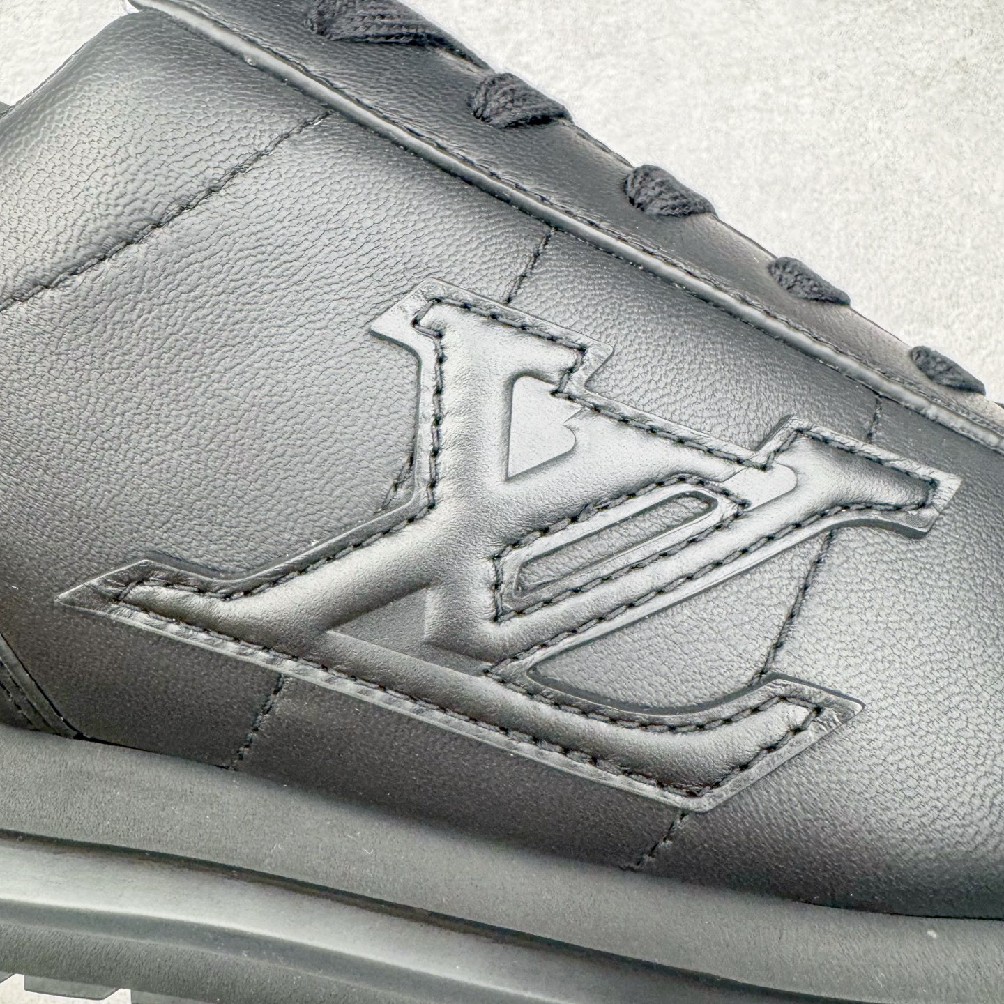 图片[15]-＃GD广顶 LOUIS VUITTON x Nigo lv联名款 Buttersoft 牛皮革羊皮革 FW25 图案压纹 圆头系带 低帮 生活休闲鞋 男女同款 白色 外贸零售特供批次 2023全新纸板数据 印花高频效果碾压市面 市售天花板产物 耗时半年巨作 全套原厂新版原纸板楦头开发 原厂特供皮料加持 市场所有版本中综合最强的货品 GD实力大厂出品 全网最全配色更新最快 最成熟的做工稳定的品控 完美鞋型超高的清洁度 零毛边线头瑕疵 全套原楦原纸版原鞋开模 全网最具灵魂的版型 正确原装黄色鞋盒 正确中底印花 鞋面印花3D高频深度立体 全鞋电脑针车 紧密相连 针距密度一致 环保乳胶注塑鞋垫 厚度脚感还原原版 皮面裁剪部位 统一油边封口工艺 原装橡胶大底含胶量大底组合零偏差 专柜全套包装 防尘袋 说明书 质保卡 男女鞋 尺码：35 36 37 38 39 40 41 42 43 44 45-选品中心