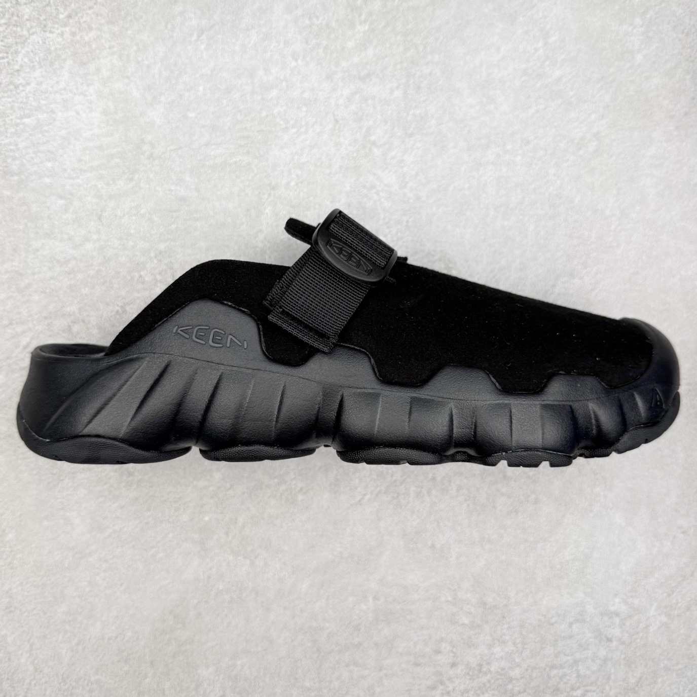 KEEN Hyperport Clog Leather 科恩舒适优雅轻盈 防臭包头拖鞋 KEEN诞生于2003年的美国人气户外品牌，以一双“保护脚趾”且能涉足水域的户外凉鞋NEWPORT诞生为契机，开启原创制鞋之路。KEEN相信，天空之下即是户外，因为户外不一定是极具挑战性的独自冒险，也可以是与朋友、家人和宠物一同分享外面的世界。同时，KEEN从诞生之初便始终贯彻环保制鞋的理念，不断创造出优秀的原创奇履。脚踏实地，致力向善。我们想和世界产生更多交集为世界减少更多负担，和你趣户外、趣做自己、趣环保让地球和生活都变得更美好。尺码：36 36.5 37.5 38 38.5 39 40 40.5 41 42 42.5 43 44 44.5 45-选品中心