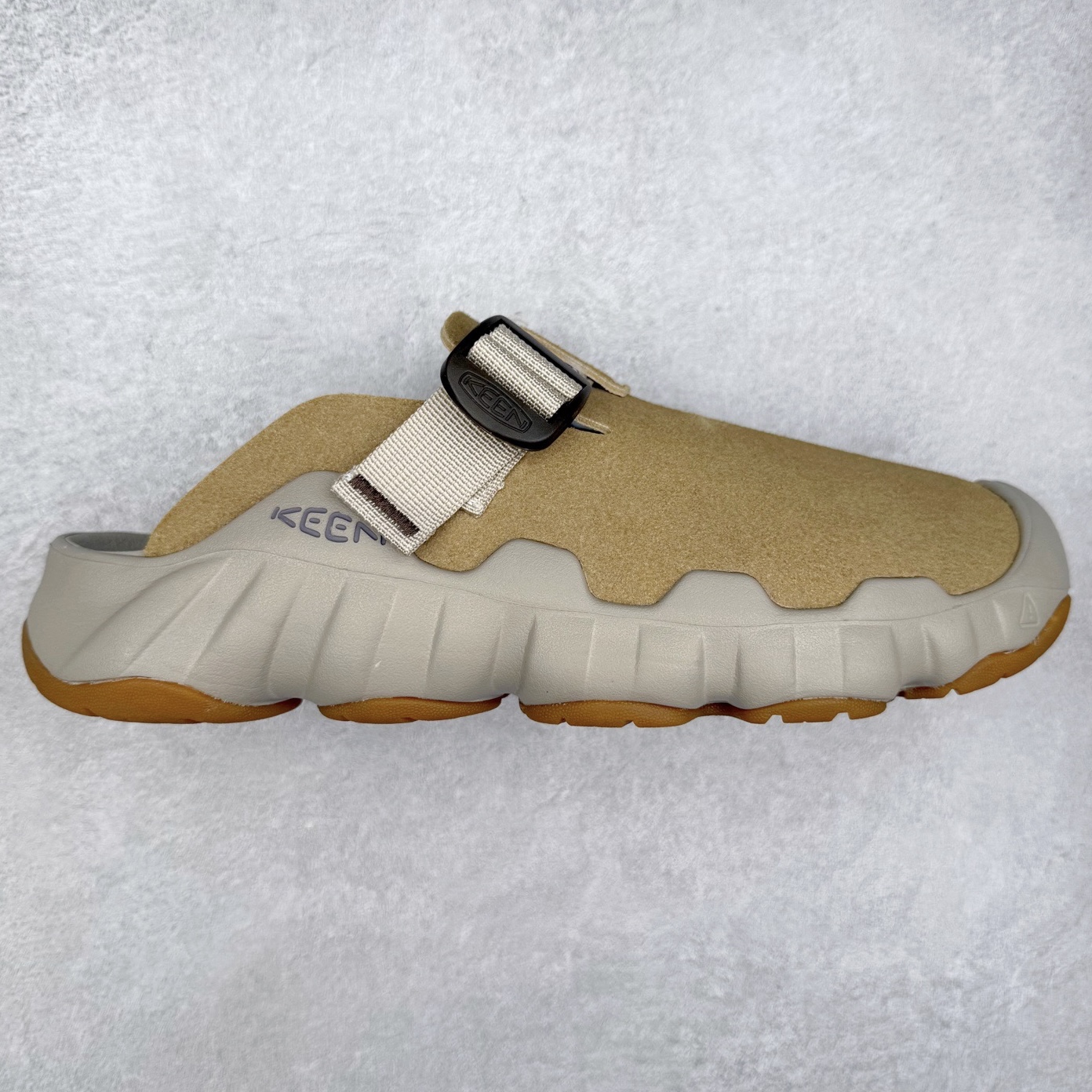 KEEN Hyperport Clog Leather 科恩舒适优雅轻盈 防臭包头拖鞋 KEEN诞生于2003年的美国人气户外品牌，以一双“保护脚趾”且能涉足水域的户外凉鞋NEWPORT诞生为契机，开启原创制鞋之路。KEEN相信，天空之下即是户外，因为户外不一定是极具挑战性的独自冒险，也可以是与朋友、家人和宠物一同分享外面的世界。同时，KEEN从诞生之初便始终贯彻环保制鞋的理念，不断创造出优秀的原创奇履。脚踏实地，致力向善。我们想和世界产生更多交集为世界减少更多负担，和你趣户外、趣做自己、趣环保让地球和生活都变得更美好。尺码：36 36.5 37.5 38 38.5 39 40 40.5 41 42 42.5 43 44 44.5 45-选品中心