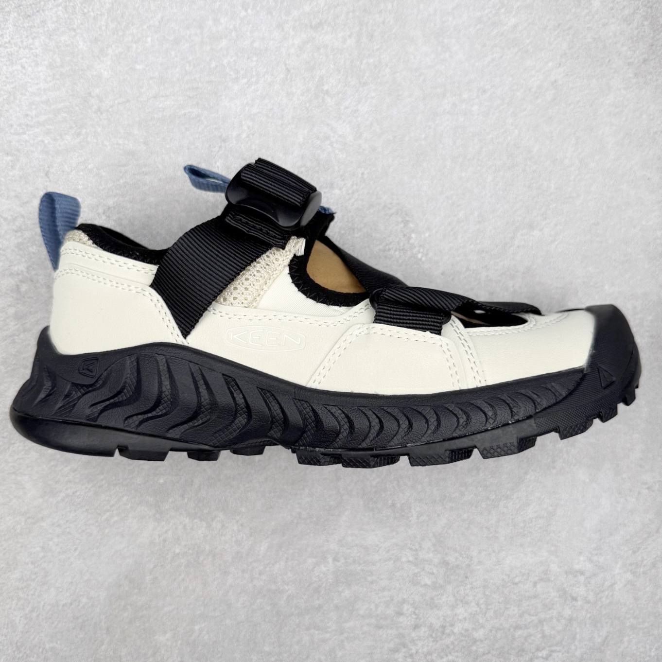 KEEN Hoodzerra Sandal 科恩户外山系野营徒步休闲芭蕾凉鞋情侣款玛丽珍 生活休闲鞋 男女同款 KEEN诞生于2003年的美国人气户外品牌，以一双“保护脚趾”且能涉足水域的户外凉鞋NEWPORT诞生为契机，开启原创制鞋之路。KEEN相信，天空之下即是户外，因为户外不一定是极具挑战性的独自冒险，也可以是与朋友、家人和宠物一同分享外面的世界。同时，KEEN从诞生之初便始终贯彻环保制鞋的理念，不断创造出优秀的原创奇履。脚踏实地，致力向善。我们想和世界产生更多交集为世界减少更多负担，和你趣户外、趣做自己、趣环保让地球和生活都变得更美好。尺码：36 36.5 37.5 38 38.5 39 40 40.5 41 42 42.5 43 44 44.5 45-选品中心