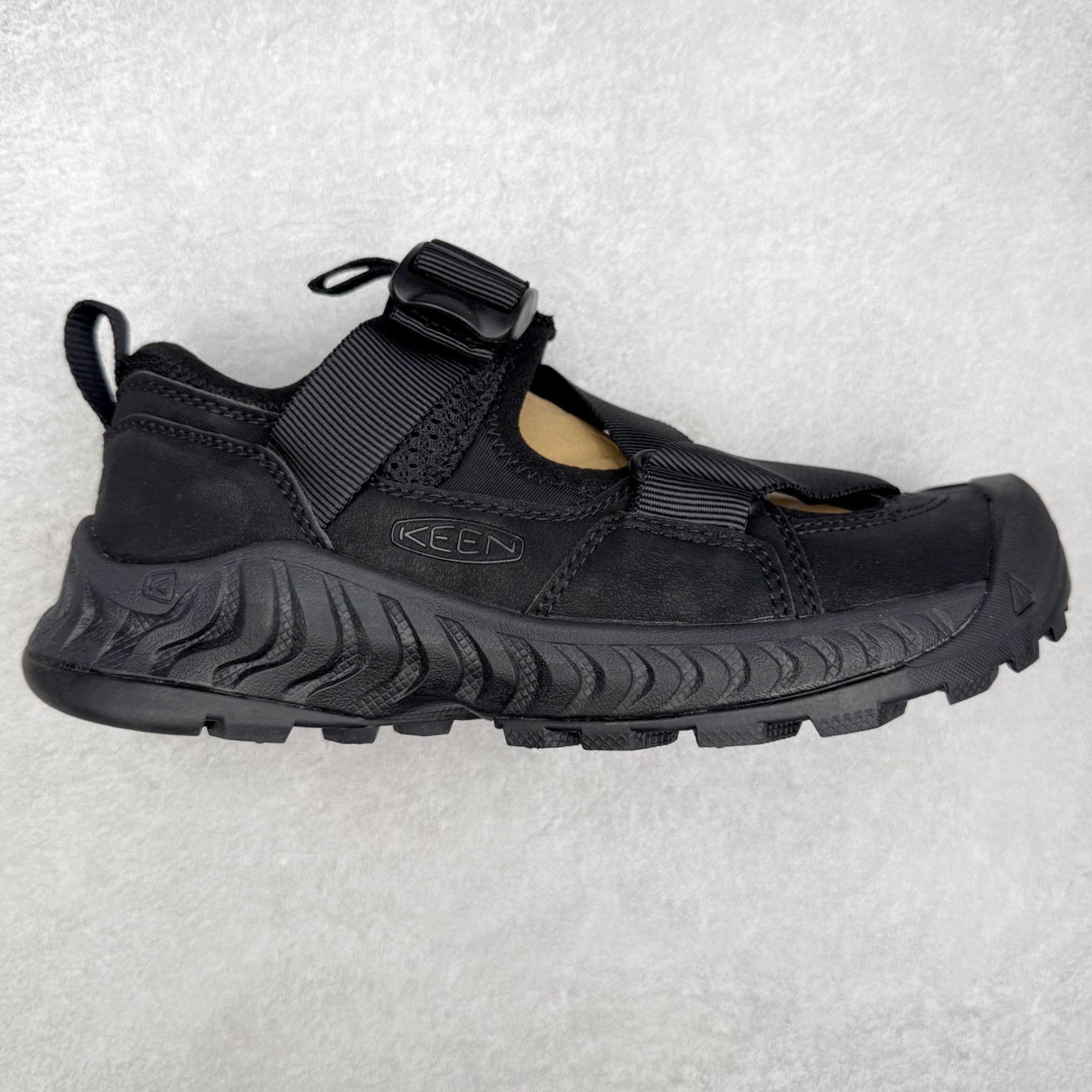 KEEN Hoodzerra Sandal 科恩户外山系野营徒步休闲芭蕾凉鞋情侣款玛丽珍 生活休闲鞋 男女同款 KEEN诞生于2003年的美国人气户外品牌，以一双“保护脚趾”且能涉足水域的户外凉鞋NEWPORT诞生为契机，开启原创制鞋之路。KEEN相信，天空之下即是户外，因为户外不一定是极具挑战性的独自冒险，也可以是与朋友、家人和宠物一同分享外面的世界。同时，KEEN从诞生之初便始终贯彻环保制鞋的理念，不断创造出优秀的原创奇履。脚踏实地，致力向善。我们想和世界产生更多交集为世界减少更多负担，和你趣户外、趣做自己、趣环保让地球和生活都变得更美好。尺码：36 36.5 37.5 38 38.5 39 40 40.5 41 42 42.5 43 44 44.5 45-选品中心