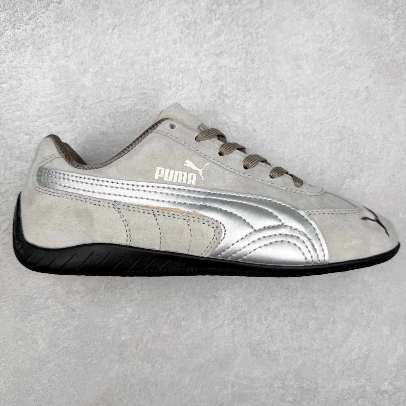 ＃特价福利 PUMA Speedca OG 彪马极速赛车系列低帮德训风拼接复古百搭休闲运动赛车鞋 鞋款从80、90年代赛车手所穿的防火赛车鞋为原型，鞋身线条模仿了赛车的流线廓形，体现了空气动力学原理的结构。简约流畅的外观，恰好又和贯穿其中的Formstrip Logo融合恰到好处，视觉上细节丰富且协调。本次Speedcat OG鞋款归来，最大看点自然式保留了窄版鞋型以及薄底构造。这两年各品牌鞋底越做越厚，Speedcat反其道而行之，上脚几乎无鞋底的效果带来耳目一新的视觉体验。鞋面依旧是以质感细腻的麂皮材质打造，并且大面积近乎全包裹的使用，复古味道也愈发浓烈。配色上更是将最原始的黑色和红色带回，向F1赛车队的标志性队服致敬。相信让各位一眼种草的更多是出挑的大红色，上脚即可瞬间点亮整体造型，在以球鞋为核心的OOTD中脱颖而出。而另一款黑色则是低调的万金油，彰显新潮个性的同时又不喧宾夺主，也是热爱简约系穿搭朋友的首选。 尺码：35.5 36 37 37.5 38 38.5 39 40 40.5 41 42 42.5 43 44 44.5 45-选品中心