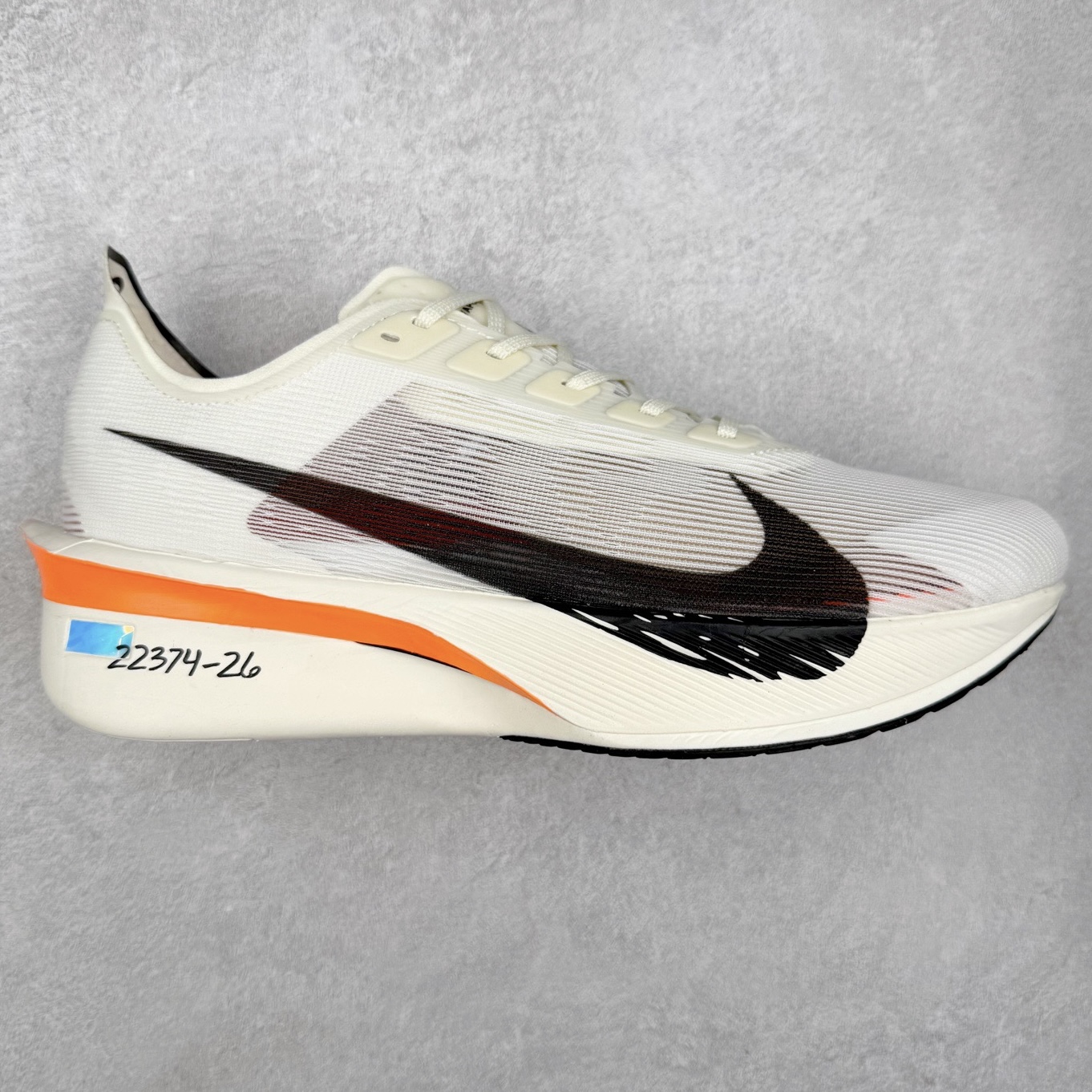 Jakob A. Ingebrigtsen x NK Zoom VaporFly Next 4% 舒适百搭透气回弹低帮短跑马拉松跑步鞋 HF6413-100 采用精致醒目设计，精准诠释雅各布·因格布里格森的风格，聚焦他的核心信念：家庭与夺冠。该鞋款在前代鞋款的基础上减轻重量，但不影响性能表现。碳纤维 Flyplate 结合出众回弹的ZoomX泡绵中底，缔造比赛日佳选，令你快意难挡，疾速冲刺。这款公路竞速跑步鞋具备匠心品质，无论是日常畅跑还是马拉松，皆可轻松驾驭，是雅各布的信赖之选。尺码：36 36.5 37.5 38 38.5 39 40 40.5 41 42 42.5 43 44 44.5 45-选品中心