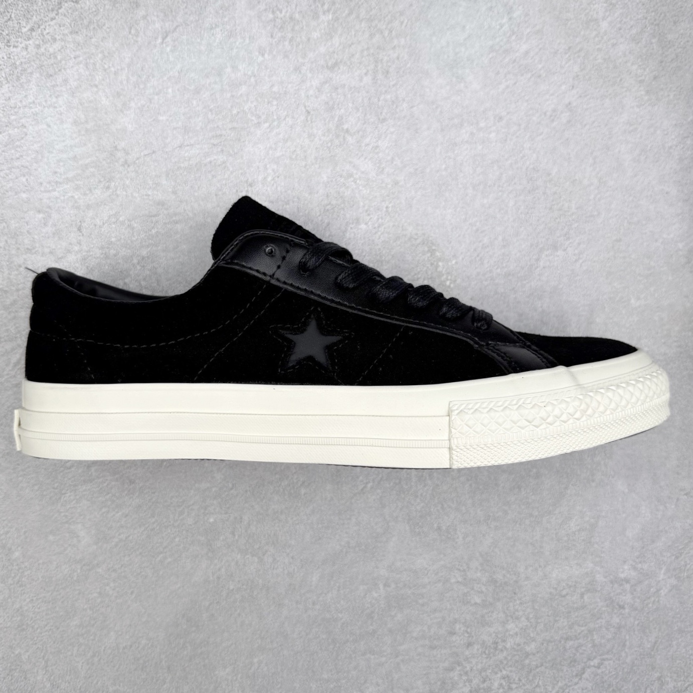 💰160 Converse One Star Pro 黑色
匡威官方 木村复古休闲滑板鞋
经典鞋型提供舒适穿着感受 
低调不浮夸 简约设计 时尚百搭 
货号：149908C
尺码：35 36 36.5 37 37.5 38 39 39.5 40 41 41.5 42 42.5 43 44
编码：by2936020