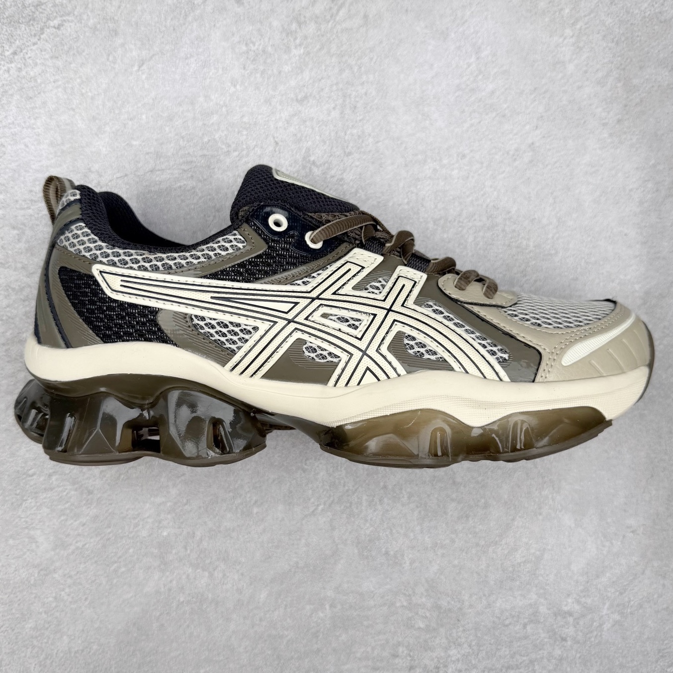 ASICS Gel-Quantum Kinetic 亚瑟士量子动能系列轻量全掌硅胶缓震休闲运动跑步鞋 ASICS以其独特匠心与科技魅力持续在运动鞋领域掀起新风尚今春二月GEL-Quantum Kinetic系列再度破茧而出携两款全新配色震撼回归倾力演绎运动潮流的无限可能 凝聚了卓越的科技创新与深厚的设计底蕴搭载先进的GEL缓震科技将每一次冲击力转化为平稳推进的动力为你提供前所未有的舒适体验与卓越的缓震保护性能 巧妙融合时尚元素与运动美学无论在街头还是赛道诠释不同情感与态度彰显独一无二的时尚运动风格尺码：36 37 37.5 38 39 39.5 40 40.5 41.5 42 42.5 43.5 44 44.5 45-选品中心