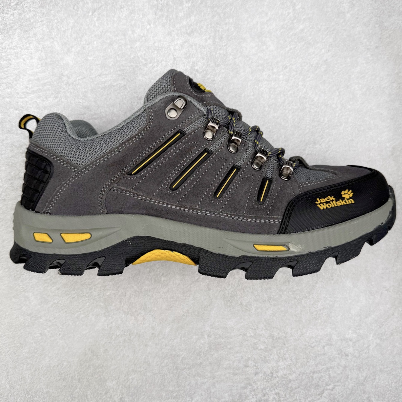 狼爪Jack Wolfskin户外运动休闲登山鞋越野徒步鞋 广东大厂品质 面料采用进口磨砂牛皮 鞋底采用Vibram黄金大底 专门为鞋底设计的橡胶以出色的耐磨性 良好的防滑性或得不少户外运动爱好者的喜欢 尺码:39 40 41 42 43 44 45(运动鞋码)-选品中心