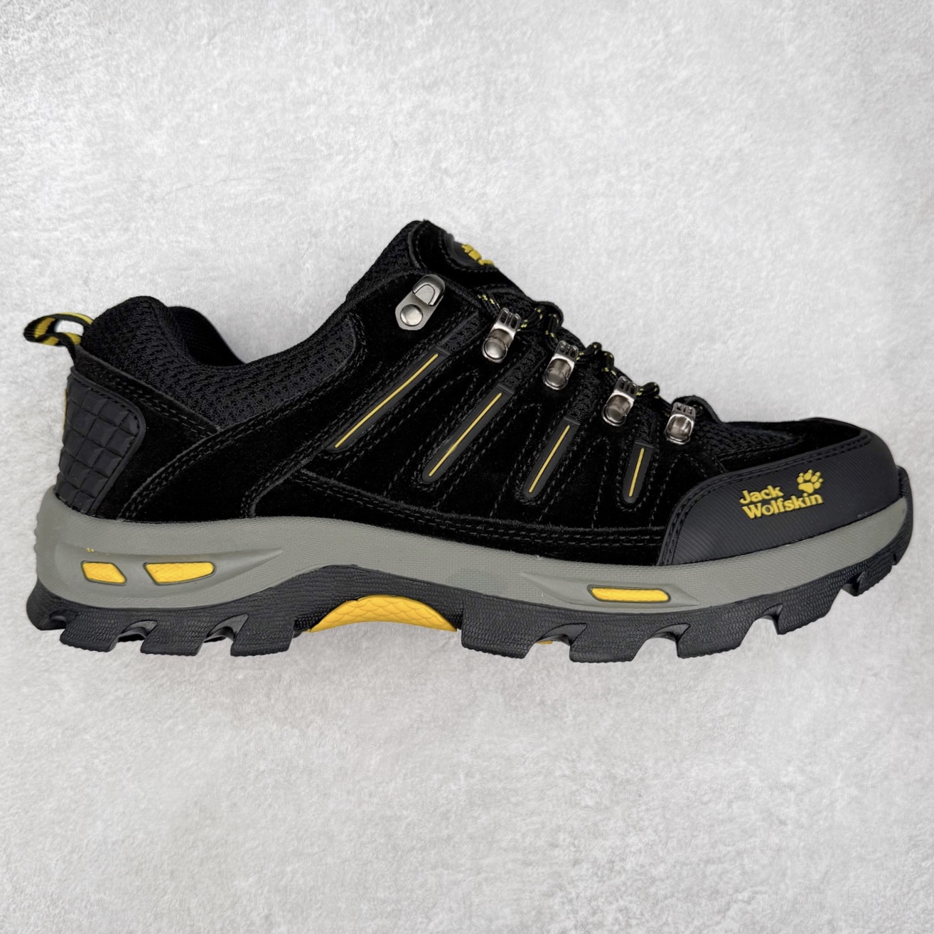 狼爪Jack Wolfskin户外运动休闲登山鞋越野徒步鞋 广东大厂品质 面料采用进口磨砂牛皮 鞋底采用Vibram黄金大底 专门为鞋底设计的橡胶以出色的耐磨性 良好的防滑性或得不少户外运动爱好者的喜欢 尺码:39 40 41 42 43 44 45(运动鞋码)-选品中心