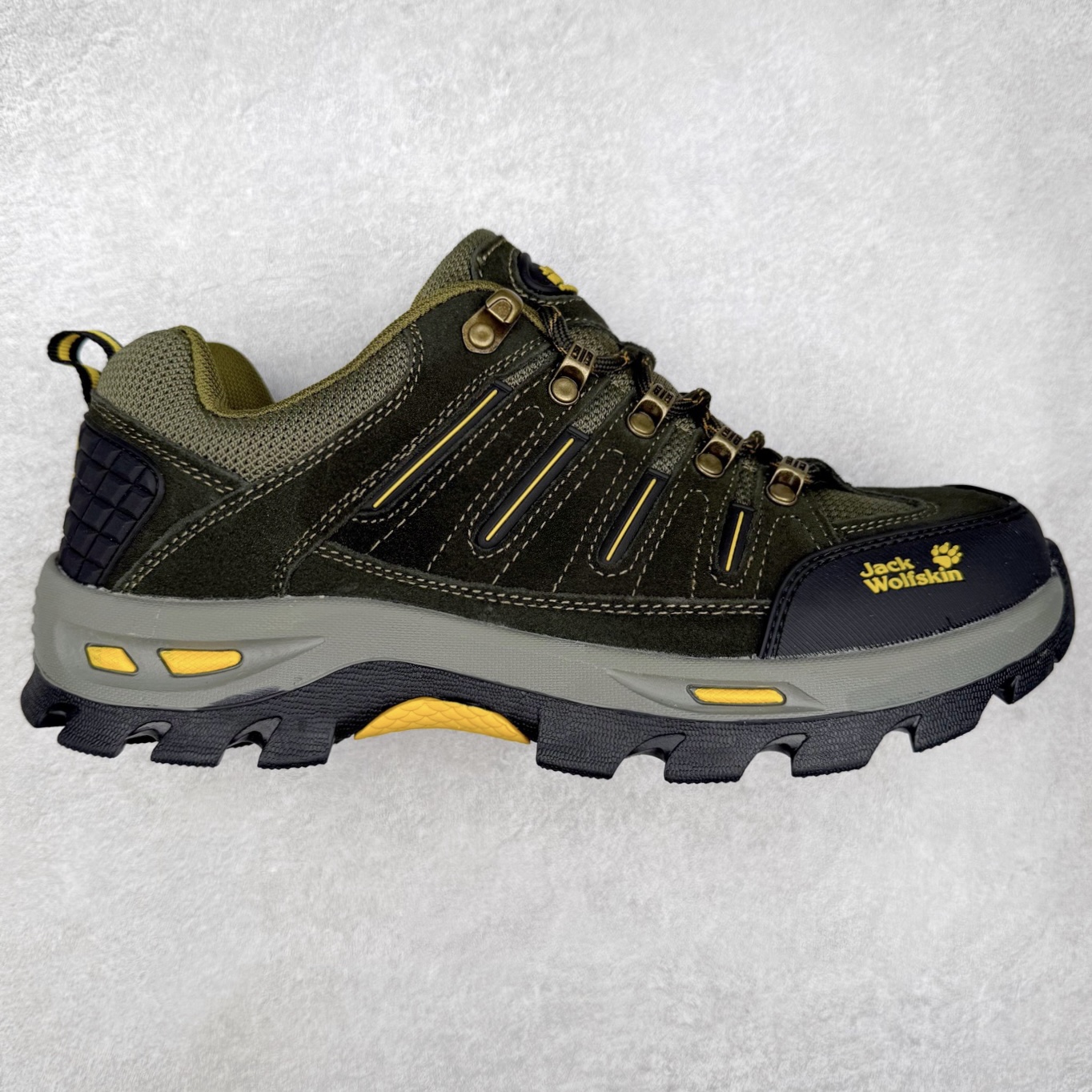 狼爪Jack Wolfskin户外运动休闲登山鞋越野徒步鞋 广东大厂品质 面料采用进口磨砂牛皮 鞋底采用Vibram黄金大底 专门为鞋底设计的橡胶以出色的耐磨性 良好的防滑性或得不少户外运动爱好者的喜欢 尺码:39 40 41 42 43 44 45(运动鞋码)-选品中心