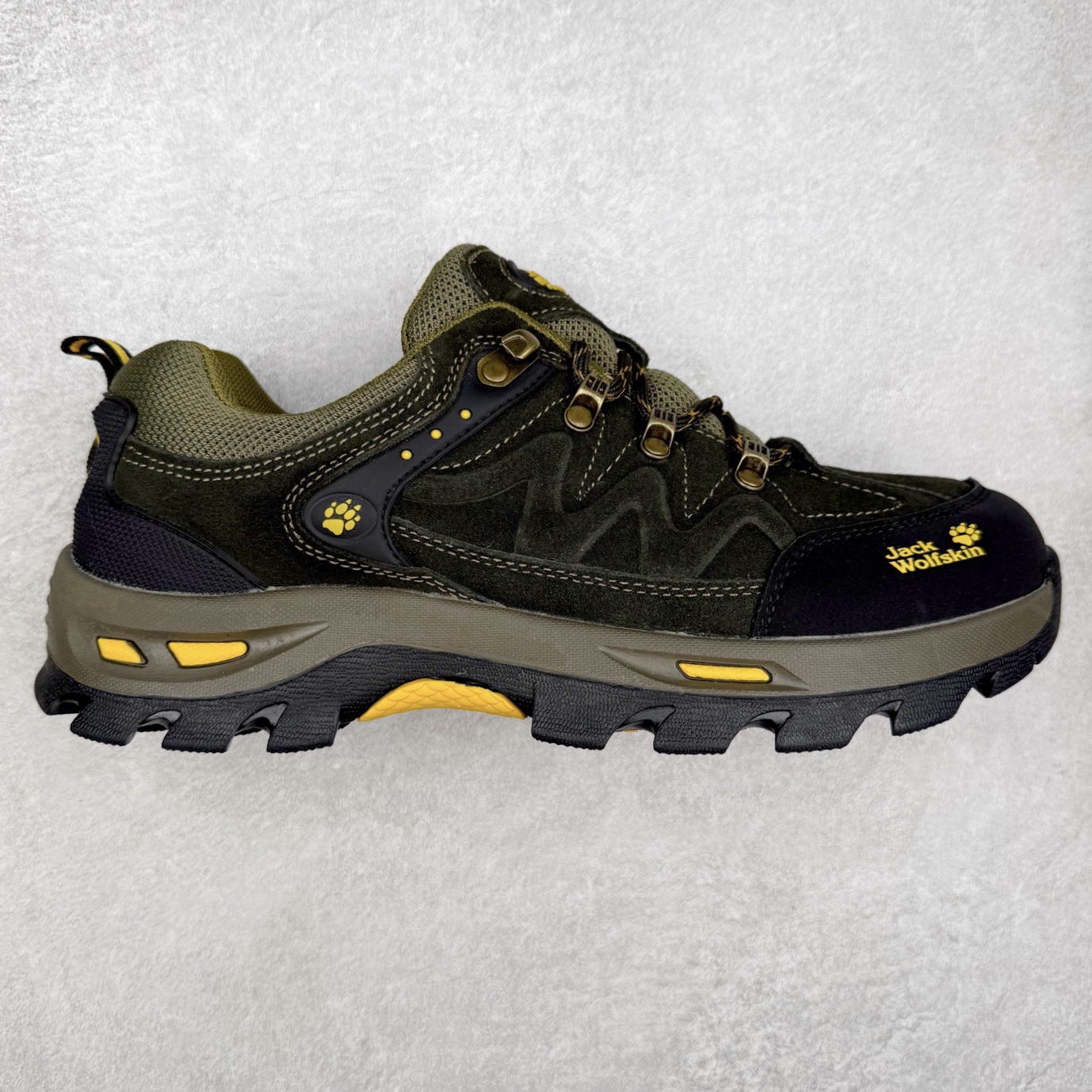 狼爪Jack Wolfskin户外运动休闲登山鞋越野徒步鞋 广东大厂品质 面料采用进口磨砂牛皮 鞋底采用Vibram黄金大底 专门为鞋底设计的橡胶以出色的耐磨性 良好的防滑性或得不少户外运动爱好者的喜欢 尺码:39 40 41 42 43 44 45(运动鞋码)-选品中心