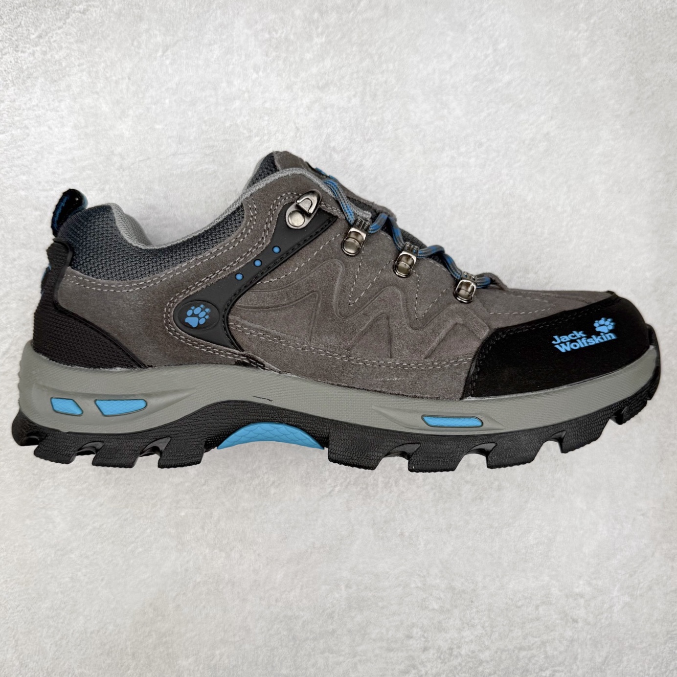 狼爪Jack Wolfskin户外运动休闲登山鞋越野徒步鞋 广东大厂品质 面料采用进口磨砂牛皮 鞋底采用Vibram黄金大底 专门为鞋底设计的橡胶以出色的耐磨性 良好的防滑性或得不少户外运动爱好者的喜欢 尺码：39 40 41 42 43 44 45（运动鞋码）-选品中心