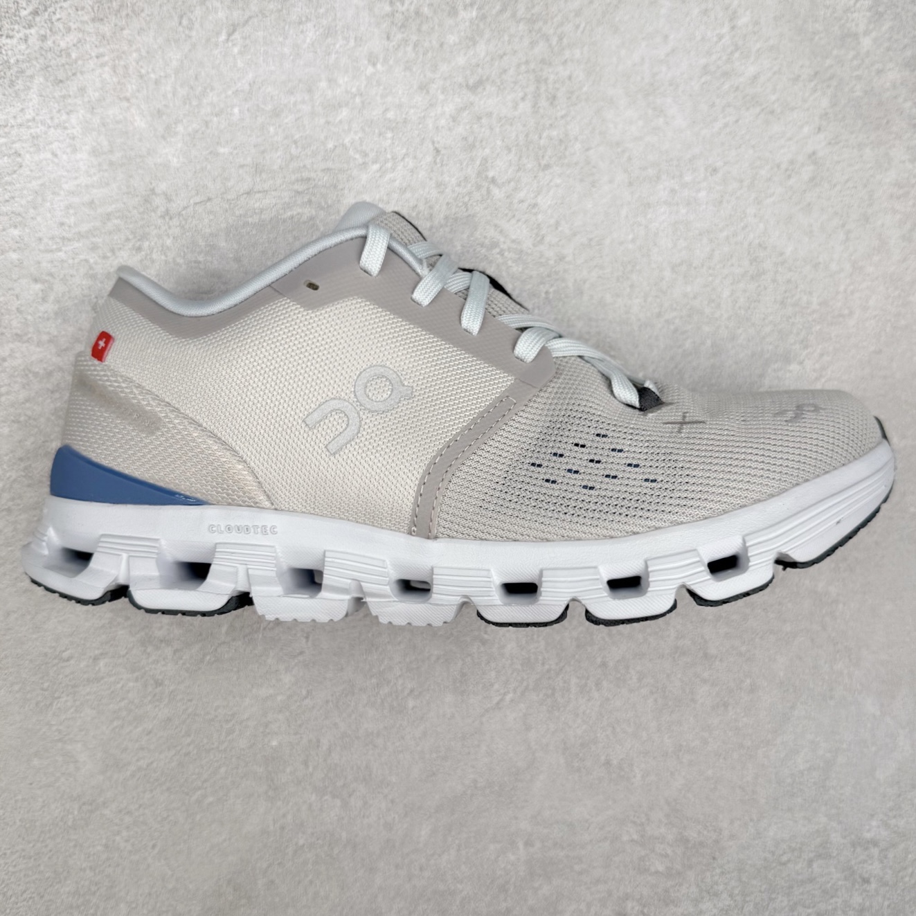 On昂跑 Cloud X 1 舒适百搭低帮碳板休闲跑步鞋 此运动品牌 开创于2010年 缓震着陆、强效回弹、轻柔质感的设计构思始终是ON研制关键 与此同时基于“为全球提供革新性的跑步感受”信念 陆续推出了多款跑鞋及其以专业运动人体跑步工程学为设计关键的功能性跑步服饰设备 让跑者不费力气地畅快畅跑 尺码：36 36.5 37.5 38 38.5 39 40 40.5 41 42 42.5 43 44 44.5 45-选品中心