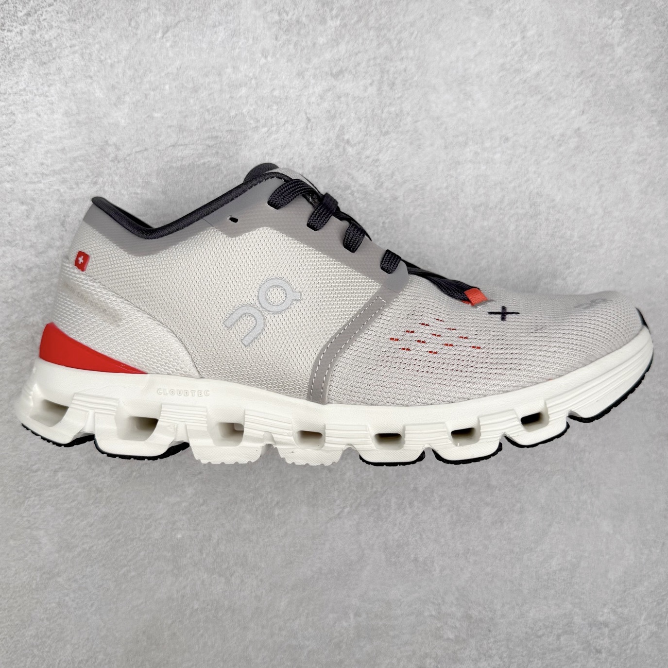 On昂跑 Cloud X 1 舒适百搭低帮碳板休闲跑步鞋 此运动品牌 开创于2010年 缓震着陆、强效回弹、轻柔质感的设计构思始终是ON研制关键 与此同时基于“为全球提供革新性的跑步感受”信念 陆续推出了多款跑鞋及其以专业运动人体跑步工程学为设计关键的功能性跑步服饰设备 让跑者不费力气地畅快畅跑 尺码：36 36.5 37.5 38 38.5 39 40 40.5 41 42 42.5 43 44 44.5 45-选品中心