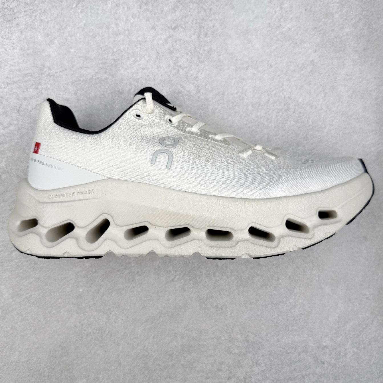 On昂跑 Cloudtilt 圆头系带减震耐磨低帮生活休闲鞋 此运动品牌 开创于2010年 缓震着陆、强效回弹、轻柔质感的设计构思始终是ON研制关键 与此同时基于“为全球提供革新性的跑步感受”信念 陆续推出了多款跑鞋及其以专业运动人体跑步工程学为设计关键的功能性跑步服饰设备 让跑者不费力气地畅快畅跑 尺码：36 36.5 37.5 38 38.5 39 40 40.5 41 42 42.5 43 44 44.5 45-选品中心