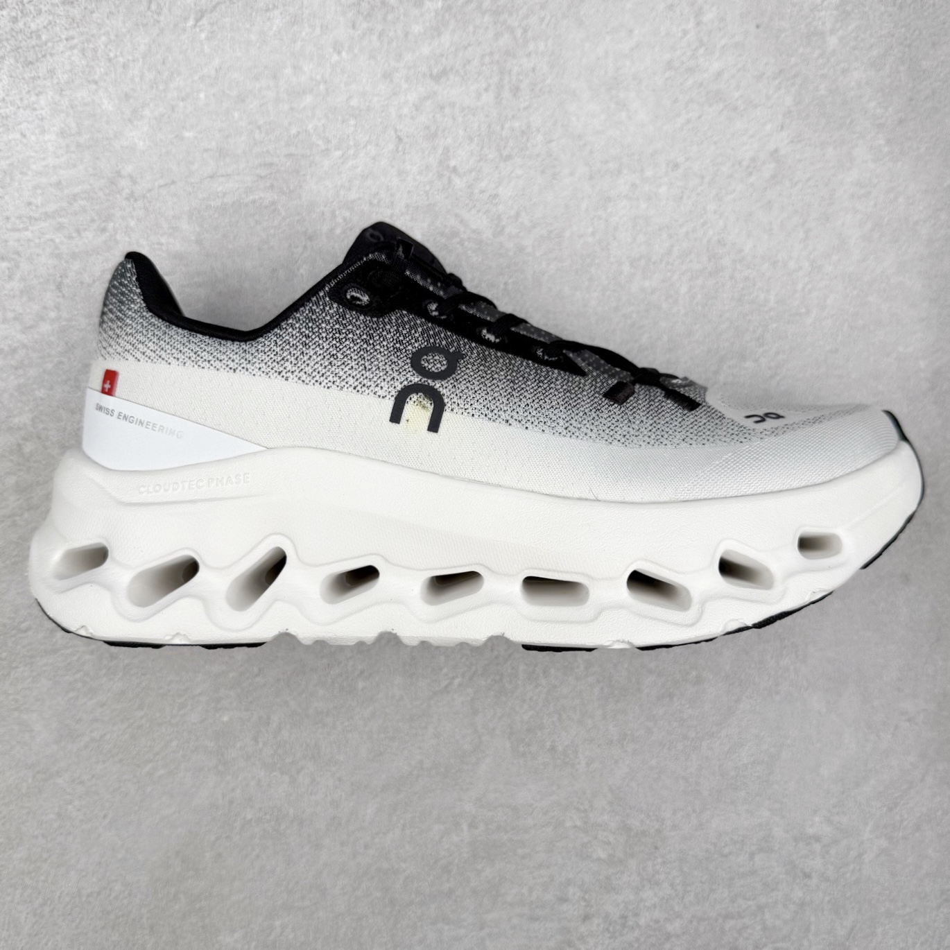 On昂跑 Cloudtilt 圆头系带减震耐磨低帮生活休闲鞋 此运动品牌 开创于2010年 缓震着陆、强效回弹、轻柔质感的设计构思始终是ON研制关键 与此同时基于“为全球提供革新性的跑步感受”信念 陆续推出了多款跑鞋及其以专业运动人体跑步工程学为设计关键的功能性跑步服饰设备 让跑者不费力气地畅快畅跑 尺码：36 36.5 37.5 38 38.5 39 40 40.5 41 42 42.5 43 44 44.5 45-选品中心