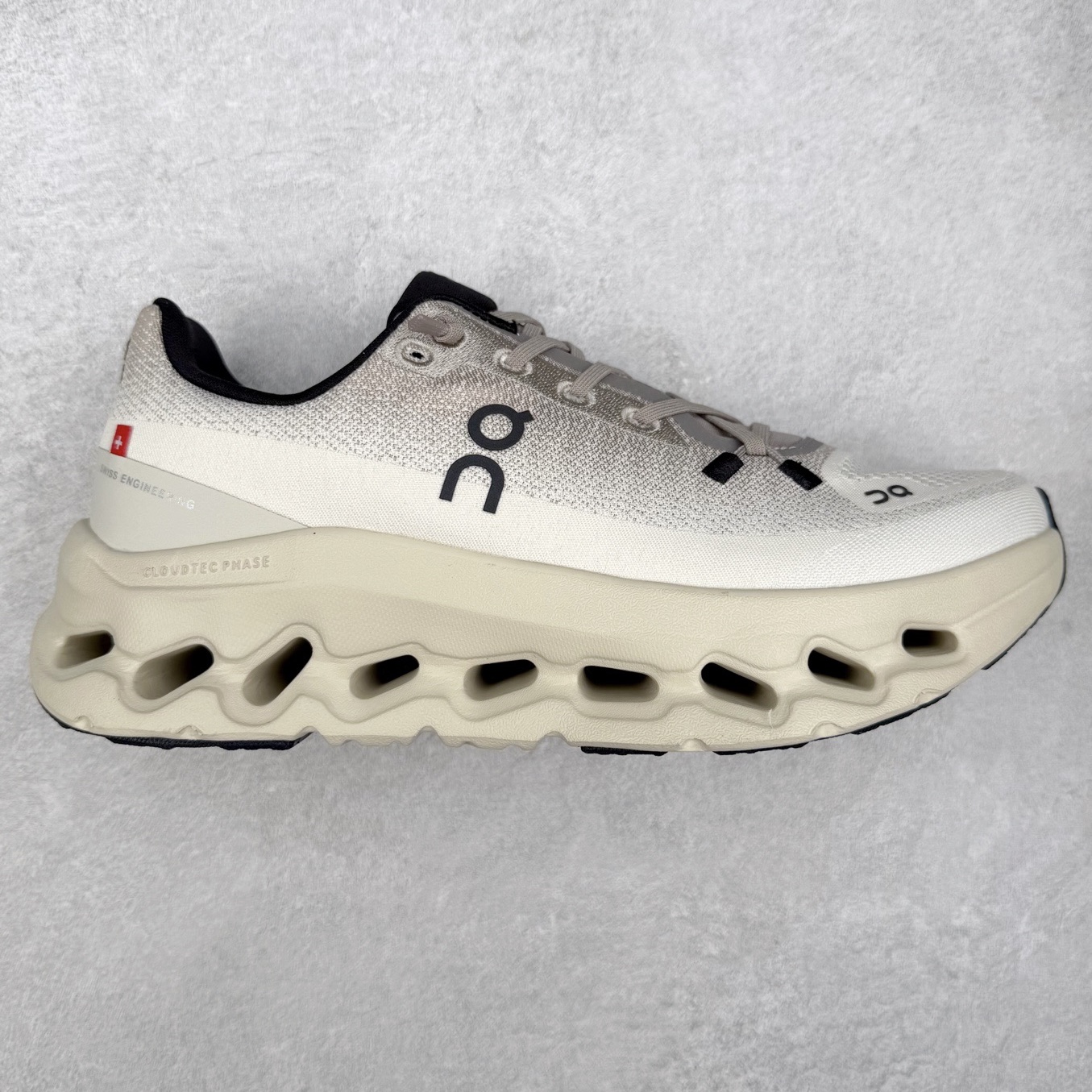 On昂跑 Cloudtilt 圆头系带减震耐磨低帮生活休闲鞋 此运动品牌 开创于2010年 缓震着陆、强效回弹、轻柔质感的设计构思始终是ON研制关键 与此同时基于“为全球提供革新性的跑步感受”信念 陆续推出了多款跑鞋及其以专业运动人体跑步工程学为设计关键的功能性跑步服饰设备 让跑者不费力气地畅快畅跑 尺码：36 36.5 37.5 38 38.5 39 40 40.5 41 42 42.5 43 44 44.5 45-选品中心