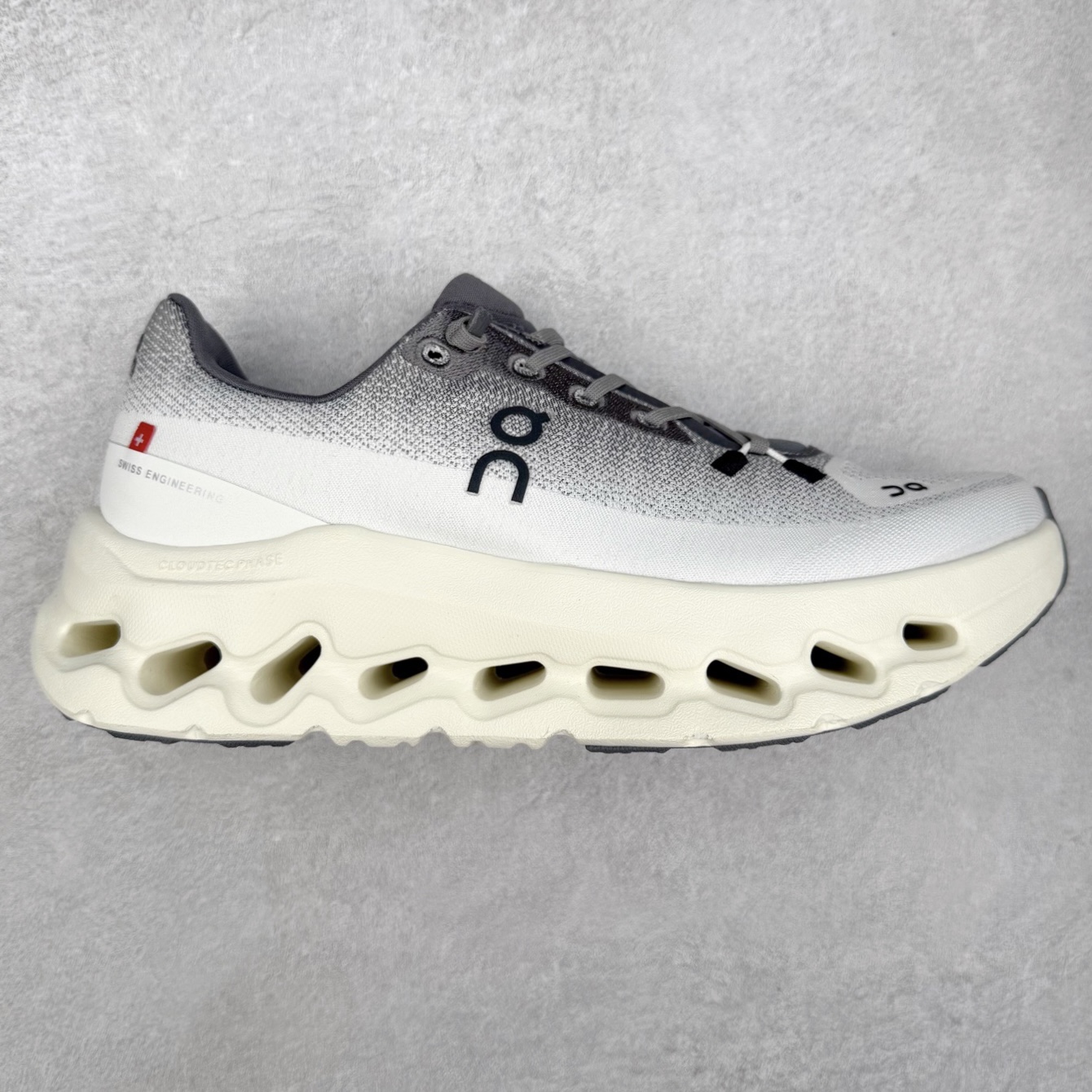 On昂跑 Cloudtilt 圆头系带减震耐磨低帮生活休闲鞋 此运动品牌 开创于2010年 缓震着陆、强效回弹、轻柔质感的设计构思始终是ON研制关键 与此同时基于“为全球提供革新性的跑步感受”信念 陆续推出了多款跑鞋及其以专业运动人体跑步工程学为设计关键的功能性跑步服饰设备 让跑者不费力气地畅快畅跑 尺码：36 36.5 37.5 38 38.5 39 40 40.5 41 42 42.5 43 44 44.5 45-选品中心