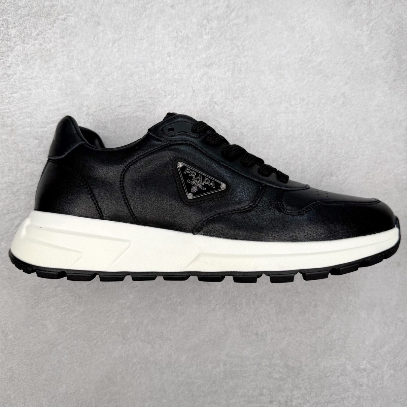 PRADA普拉达 厚底徽标系带运动休闲男鞋系列 广东大厂品质 专柜同步 大气个性更潮更抢眼更追求档次，它将颠覆旧念，与您共度时尚潮人必备! 面料采用原版进口小牛皮 牛皮内里垫脚 橡胶发泡大底 轻便防滑耐磨 脚感舒适 款式耐看做工精细 配以简洁利落的鞋楦 彰显男人的果敢和硬朗 尺码：39-44（皮鞋码）-选品中心