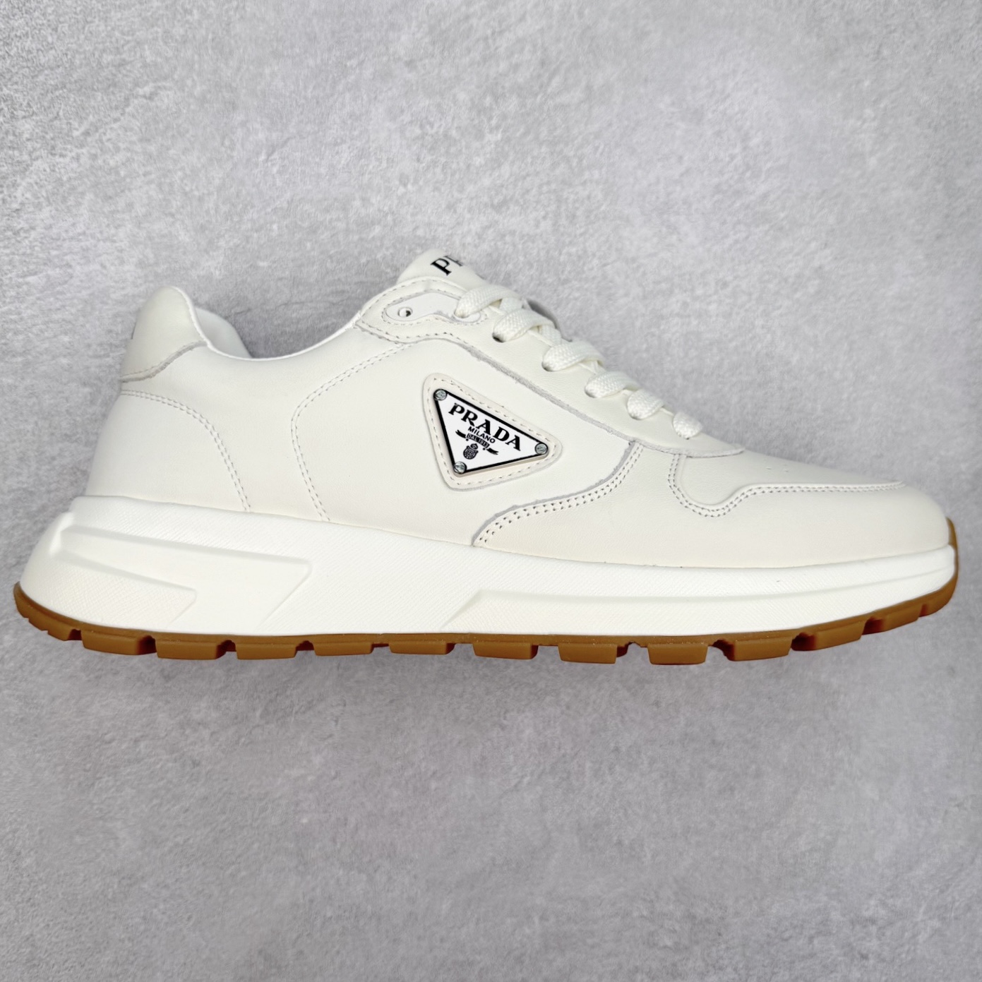 PRADA普拉达 厚底徽标系带运动休闲男鞋系列 广东大厂品质 专柜同步 大气个性更潮更抢眼更追求档次，它将颠覆旧念，与您共度时尚潮人必备! 面料采用原版进口小牛皮 牛皮内里垫脚 橡胶发泡大底 轻便防滑耐磨 脚感舒适 款式耐看做工精细 配以简洁利落的鞋楦 彰显男人的果敢和硬朗 尺码：39-44（皮鞋码）-选品中心