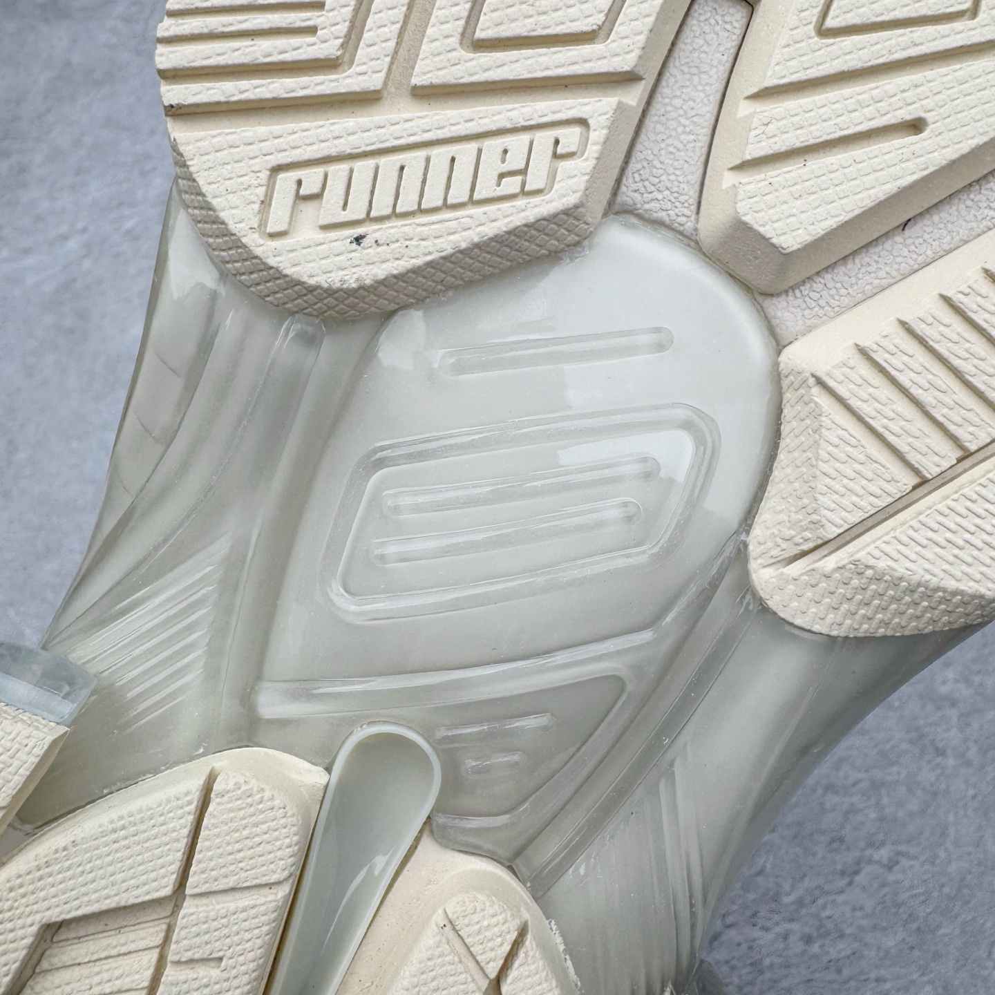 图片[20]-＃VG零售版 BALENCIAGA Runner Sneaker 巴黎世家七代慢跑系列低帮复古野跑潮流运动鞋老爹鞋 尼龙和网布材质 磨损效果 鞋头边缘印有尺码 背面浮印尺码 外侧印有跑者徽标 鞋舌刺绣 Balenciaga 品牌标识 鞋跟背面 Balenciaga品牌标识 材质采用65%聚氨酯、35%聚酯纤维 全新 Runner 鞋型轮廓借鉴于 2000 年初的复古线条 搭载大网眼面料制成鞋面基础，由粉色、白色尼龍与橡胶质地覆盖鞋面诠释线条感 当中透过几道手缝线与折损痕更是精准的掌握历经时间淬炼的破旧痕迹 延续其手法至鞋领、鞋跟、鞋带、中底等部分均饰有破损及脏污之貌 尤其是鞋领处与鞋带孔眼条更是采用不规则做旧技术将内容物泡棉随机露出 尺码：35 36 37 38 39 40 41 42 43 44 45 46-选品中心