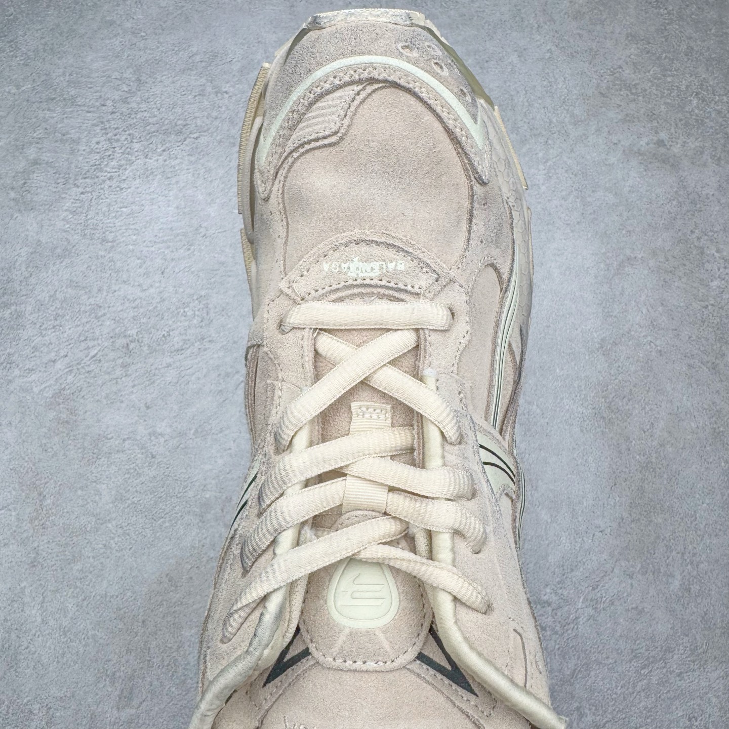 图片[4]-＃VG零售版 BALENCIAGA Runner Sneaker 巴黎世家七代慢跑系列低帮复古野跑潮流运动鞋老爹鞋 尼龙和网布材质 磨损效果 鞋头边缘印有尺码 背面浮印尺码 外侧印有跑者徽标 鞋舌刺绣 Balenciaga 品牌标识 鞋跟背面 Balenciaga品牌标识 材质采用65%聚氨酯、35%聚酯纤维 全新 Runner 鞋型轮廓借鉴于 2000 年初的复古线条 搭载大网眼面料制成鞋面基础，由粉色、白色尼龍与橡胶质地覆盖鞋面诠释线条感 当中透过几道手缝线与折损痕更是精准的掌握历经时间淬炼的破旧痕迹 延续其手法至鞋领、鞋跟、鞋带、中底等部分均饰有破损及脏污之貌 尤其是鞋领处与鞋带孔眼条更是采用不规则做旧技术将内容物泡棉随机露出 尺码：35 36 37 38 39 40 41 42 43 44 45 46-选品中心