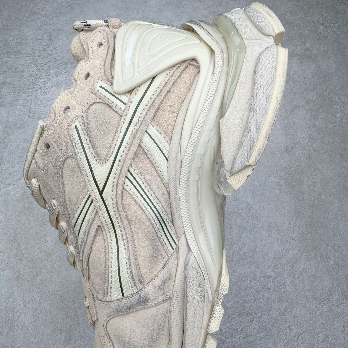 图片[7]-＃VG零售版 BALENCIAGA Runner Sneaker 巴黎世家七代慢跑系列低帮复古野跑潮流运动鞋老爹鞋 尼龙和网布材质 磨损效果 鞋头边缘印有尺码 背面浮印尺码 外侧印有跑者徽标 鞋舌刺绣 Balenciaga 品牌标识 鞋跟背面 Balenciaga品牌标识 材质采用65%聚氨酯、35%聚酯纤维 全新 Runner 鞋型轮廓借鉴于 2000 年初的复古线条 搭载大网眼面料制成鞋面基础，由粉色、白色尼龍与橡胶质地覆盖鞋面诠释线条感 当中透过几道手缝线与折损痕更是精准的掌握历经时间淬炼的破旧痕迹 延续其手法至鞋领、鞋跟、鞋带、中底等部分均饰有破损及脏污之貌 尤其是鞋领处与鞋带孔眼条更是采用不规则做旧技术将内容物泡棉随机露出 尺码：35 36 37 38 39 40 41 42 43 44 45 46-选品中心