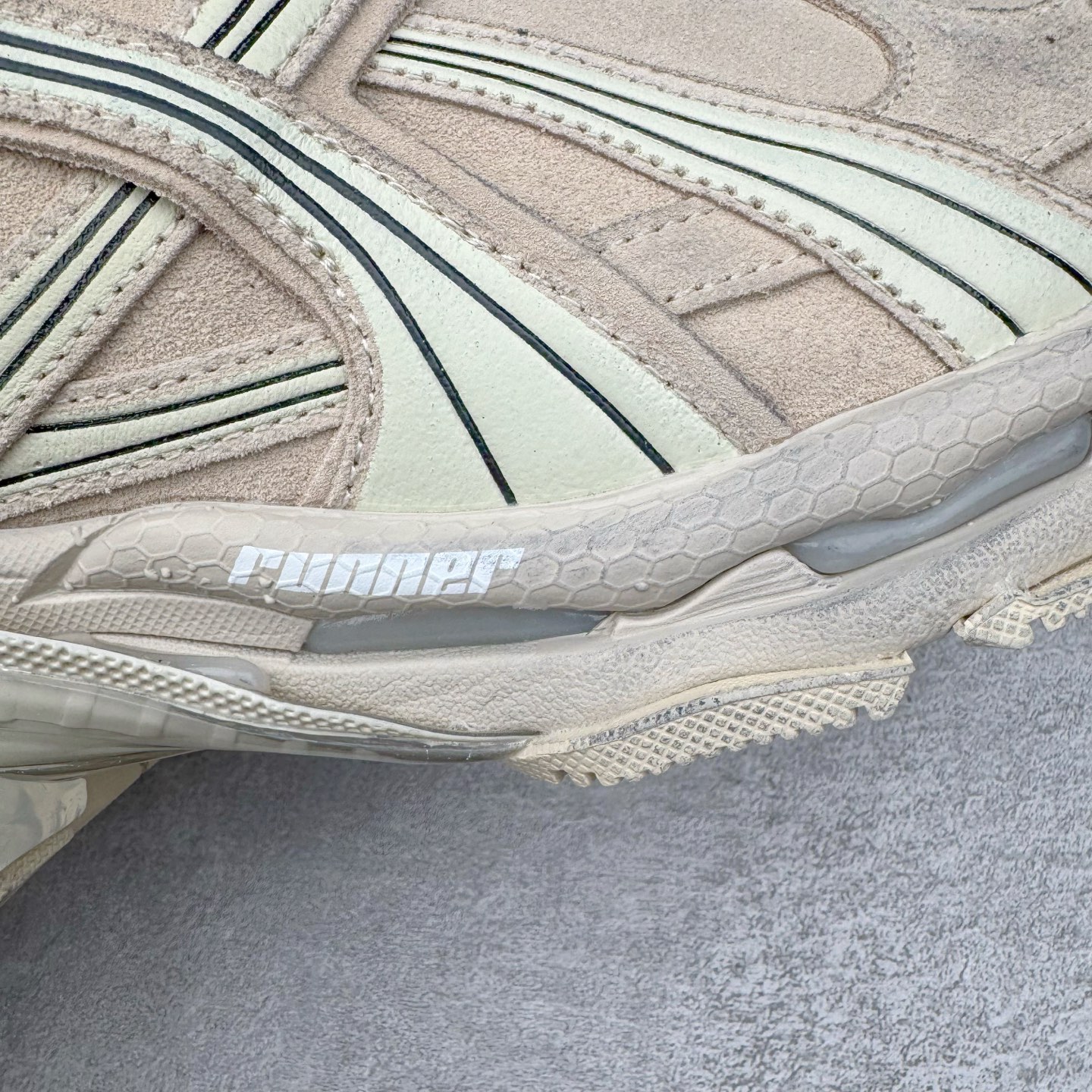 图片[18]-＃VG零售版 BALENCIAGA Runner Sneaker 巴黎世家七代慢跑系列低帮复古野跑潮流运动鞋老爹鞋 尼龙和网布材质 磨损效果 鞋头边缘印有尺码 背面浮印尺码 外侧印有跑者徽标 鞋舌刺绣 Balenciaga 品牌标识 鞋跟背面 Balenciaga品牌标识 材质采用65%聚氨酯、35%聚酯纤维 全新 Runner 鞋型轮廓借鉴于 2000 年初的复古线条 搭载大网眼面料制成鞋面基础，由粉色、白色尼龍与橡胶质地覆盖鞋面诠释线条感 当中透过几道手缝线与折损痕更是精准的掌握历经时间淬炼的破旧痕迹 延续其手法至鞋领、鞋跟、鞋带、中底等部分均饰有破损及脏污之貌 尤其是鞋领处与鞋带孔眼条更是采用不规则做旧技术将内容物泡棉随机露出 尺码：35 36 37 38 39 40 41 42 43 44 45 46-选品中心