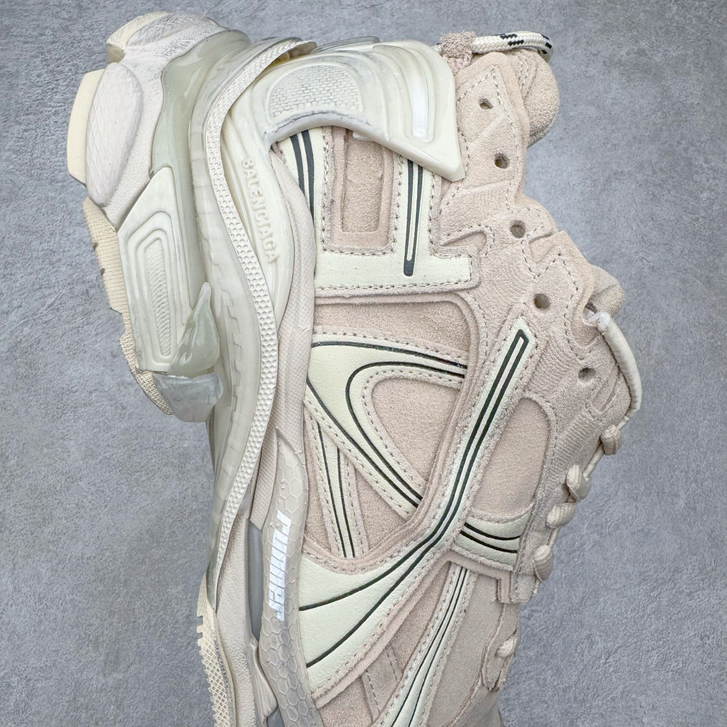 图片[6]-＃VG零售版 BALENCIAGA Runner Sneaker 巴黎世家七代慢跑系列低帮复古野跑潮流运动鞋老爹鞋 尼龙和网布材质 磨损效果 鞋头边缘印有尺码 背面浮印尺码 外侧印有跑者徽标 鞋舌刺绣 Balenciaga 品牌标识 鞋跟背面 Balenciaga品牌标识 材质采用65%聚氨酯、35%聚酯纤维 全新 Runner 鞋型轮廓借鉴于 2000 年初的复古线条 搭载大网眼面料制成鞋面基础，由粉色、白色尼龍与橡胶质地覆盖鞋面诠释线条感 当中透过几道手缝线与折损痕更是精准的掌握历经时间淬炼的破旧痕迹 延续其手法至鞋领、鞋跟、鞋带、中底等部分均饰有破损及脏污之貌 尤其是鞋领处与鞋带孔眼条更是采用不规则做旧技术将内容物泡棉随机露出 尺码：35 36 37 38 39 40 41 42 43 44 45 46-选品中心