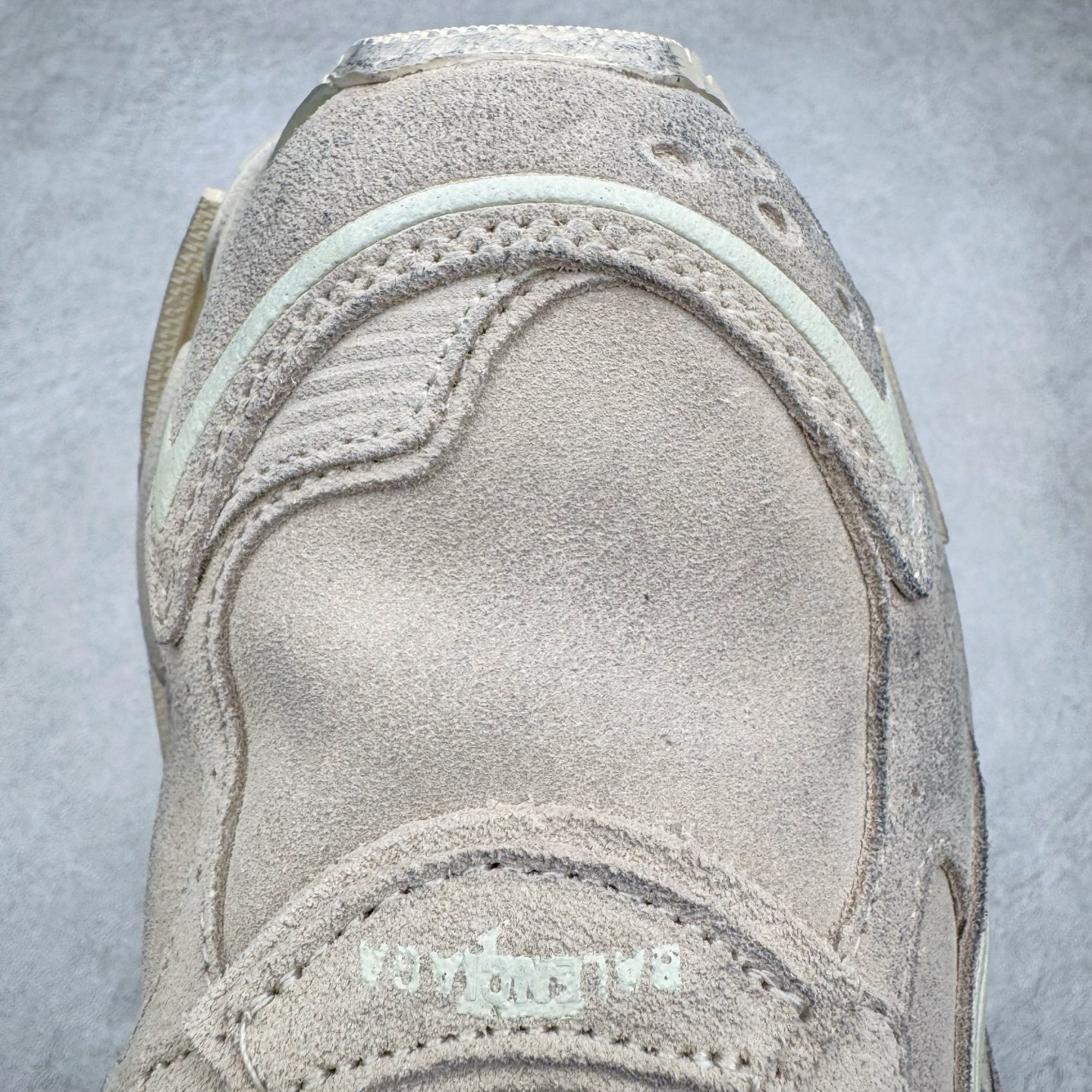 图片[15]-＃VG零售版 BALENCIAGA Runner Sneaker 巴黎世家七代慢跑系列低帮复古野跑潮流运动鞋老爹鞋 尼龙和网布材质 磨损效果 鞋头边缘印有尺码 背面浮印尺码 外侧印有跑者徽标 鞋舌刺绣 Balenciaga 品牌标识 鞋跟背面 Balenciaga品牌标识 材质采用65%聚氨酯、35%聚酯纤维 全新 Runner 鞋型轮廓借鉴于 2000 年初的复古线条 搭载大网眼面料制成鞋面基础，由粉色、白色尼龍与橡胶质地覆盖鞋面诠释线条感 当中透过几道手缝线与折损痕更是精准的掌握历经时间淬炼的破旧痕迹 延续其手法至鞋领、鞋跟、鞋带、中底等部分均饰有破损及脏污之貌 尤其是鞋领处与鞋带孔眼条更是采用不规则做旧技术将内容物泡棉随机露出 尺码：35 36 37 38 39 40 41 42 43 44 45 46-选品中心