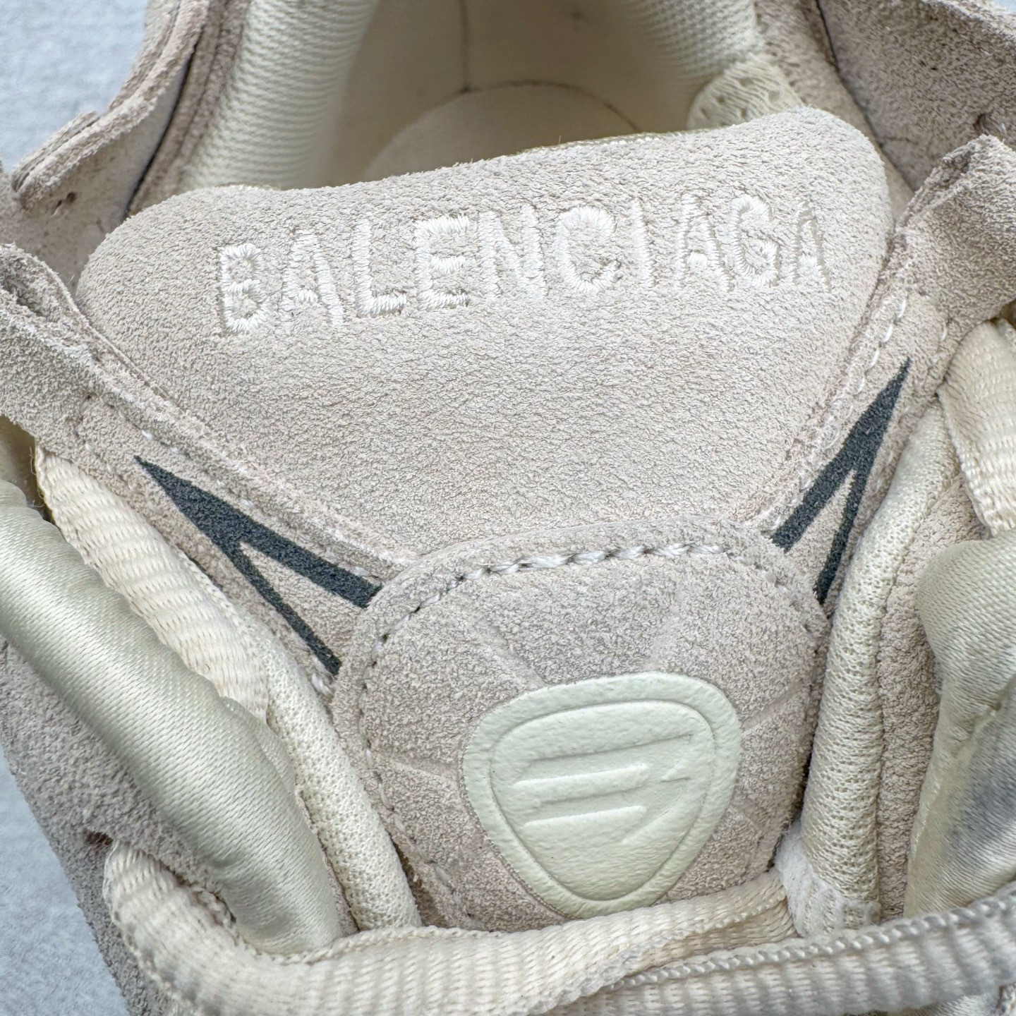 图片[14]-＃VG零售版 BALENCIAGA Runner Sneaker 巴黎世家七代慢跑系列低帮复古野跑潮流运动鞋老爹鞋 尼龙和网布材质 磨损效果 鞋头边缘印有尺码 背面浮印尺码 外侧印有跑者徽标 鞋舌刺绣 Balenciaga 品牌标识 鞋跟背面 Balenciaga品牌标识 材质采用65%聚氨酯、35%聚酯纤维 全新 Runner 鞋型轮廓借鉴于 2000 年初的复古线条 搭载大网眼面料制成鞋面基础，由粉色、白色尼龍与橡胶质地覆盖鞋面诠释线条感 当中透过几道手缝线与折损痕更是精准的掌握历经时间淬炼的破旧痕迹 延续其手法至鞋领、鞋跟、鞋带、中底等部分均饰有破损及脏污之貌 尤其是鞋领处与鞋带孔眼条更是采用不规则做旧技术将内容物泡棉随机露出 尺码：35 36 37 38 39 40 41 42 43 44 45 46-选品中心