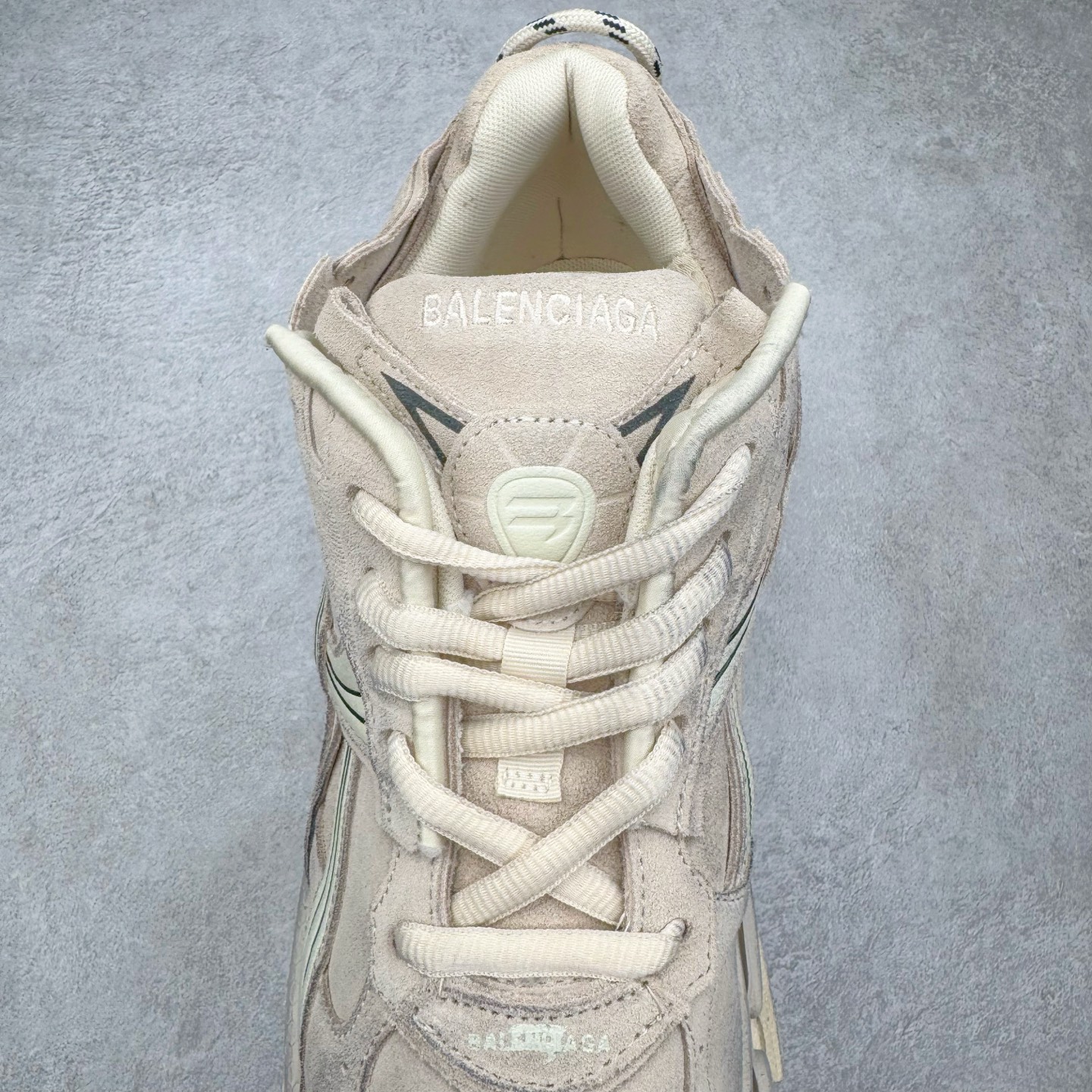 图片[5]-＃VG零售版 BALENCIAGA Runner Sneaker 巴黎世家七代慢跑系列低帮复古野跑潮流运动鞋老爹鞋 尼龙和网布材质 磨损效果 鞋头边缘印有尺码 背面浮印尺码 外侧印有跑者徽标 鞋舌刺绣 Balenciaga 品牌标识 鞋跟背面 Balenciaga品牌标识 材质采用65%聚氨酯、35%聚酯纤维 全新 Runner 鞋型轮廓借鉴于 2000 年初的复古线条 搭载大网眼面料制成鞋面基础，由粉色、白色尼龍与橡胶质地覆盖鞋面诠释线条感 当中透过几道手缝线与折损痕更是精准的掌握历经时间淬炼的破旧痕迹 延续其手法至鞋领、鞋跟、鞋带、中底等部分均饰有破损及脏污之貌 尤其是鞋领处与鞋带孔眼条更是采用不规则做旧技术将内容物泡棉随机露出 尺码：35 36 37 38 39 40 41 42 43 44 45 46-选品中心