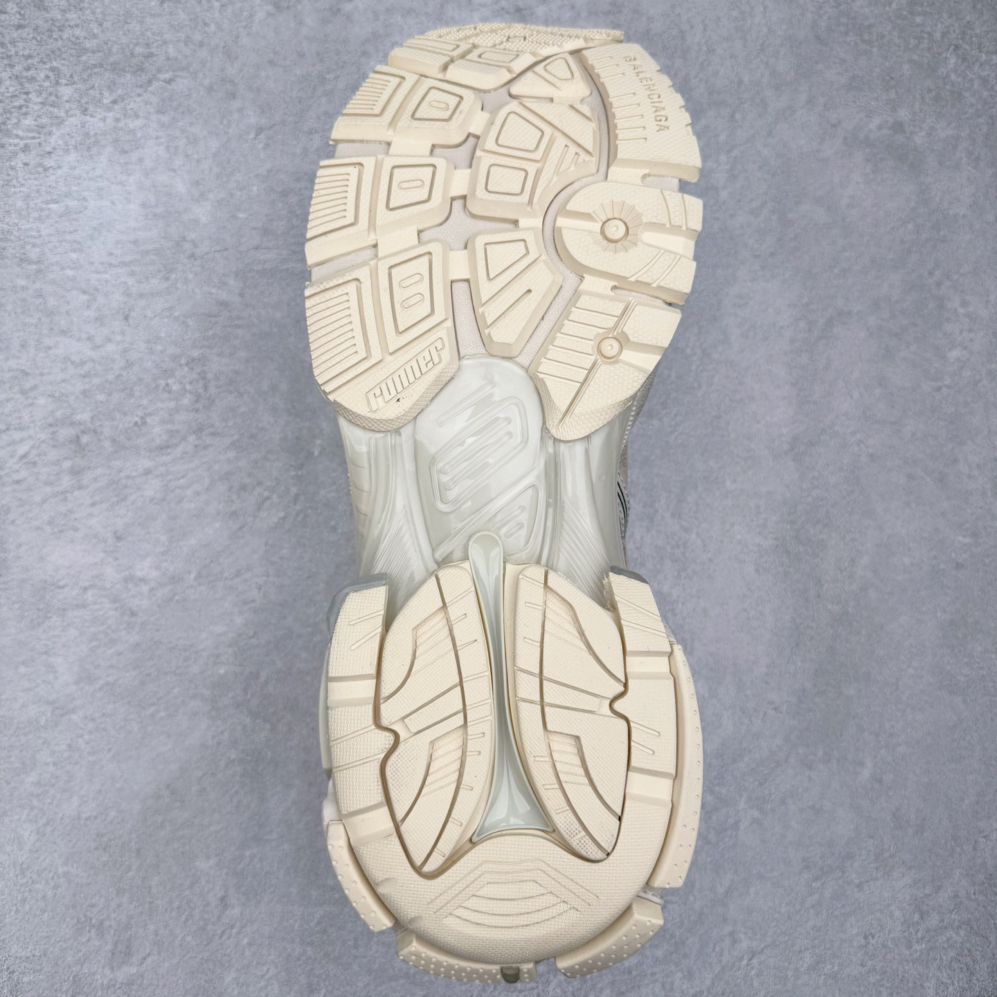 图片[9]-＃VG零售版 BALENCIAGA Runner Sneaker 巴黎世家七代慢跑系列低帮复古野跑潮流运动鞋老爹鞋 尼龙和网布材质 磨损效果 鞋头边缘印有尺码 背面浮印尺码 外侧印有跑者徽标 鞋舌刺绣 Balenciaga 品牌标识 鞋跟背面 Balenciaga品牌标识 材质采用65%聚氨酯、35%聚酯纤维 全新 Runner 鞋型轮廓借鉴于 2000 年初的复古线条 搭载大网眼面料制成鞋面基础，由粉色、白色尼龍与橡胶质地覆盖鞋面诠释线条感 当中透过几道手缝线与折损痕更是精准的掌握历经时间淬炼的破旧痕迹 延续其手法至鞋领、鞋跟、鞋带、中底等部分均饰有破损及脏污之貌 尤其是鞋领处与鞋带孔眼条更是采用不规则做旧技术将内容物泡棉随机露出 尺码：35 36 37 38 39 40 41 42 43 44 45 46-选品中心