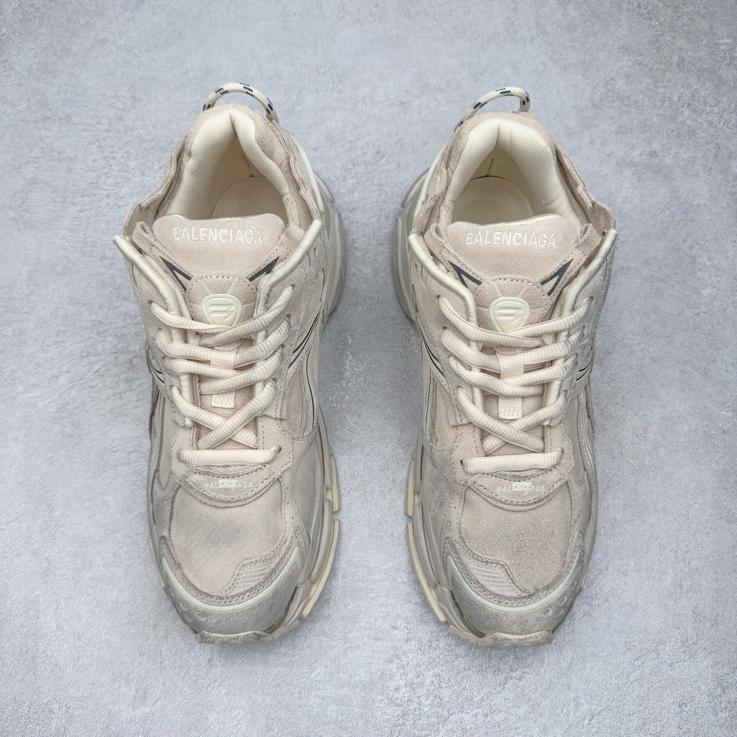 图片[2]-＃VG零售版 BALENCIAGA Runner Sneaker 巴黎世家七代慢跑系列低帮复古野跑潮流运动鞋老爹鞋 尼龙和网布材质 磨损效果 鞋头边缘印有尺码 背面浮印尺码 外侧印有跑者徽标 鞋舌刺绣 Balenciaga 品牌标识 鞋跟背面 Balenciaga品牌标识 材质采用65%聚氨酯、35%聚酯纤维 全新 Runner 鞋型轮廓借鉴于 2000 年初的复古线条 搭载大网眼面料制成鞋面基础，由粉色、白色尼龍与橡胶质地覆盖鞋面诠释线条感 当中透过几道手缝线与折损痕更是精准的掌握历经时间淬炼的破旧痕迹 延续其手法至鞋领、鞋跟、鞋带、中底等部分均饰有破损及脏污之貌 尤其是鞋领处与鞋带孔眼条更是采用不规则做旧技术将内容物泡棉随机露出 尺码：35 36 37 38 39 40 41 42 43 44 45 46-选品中心