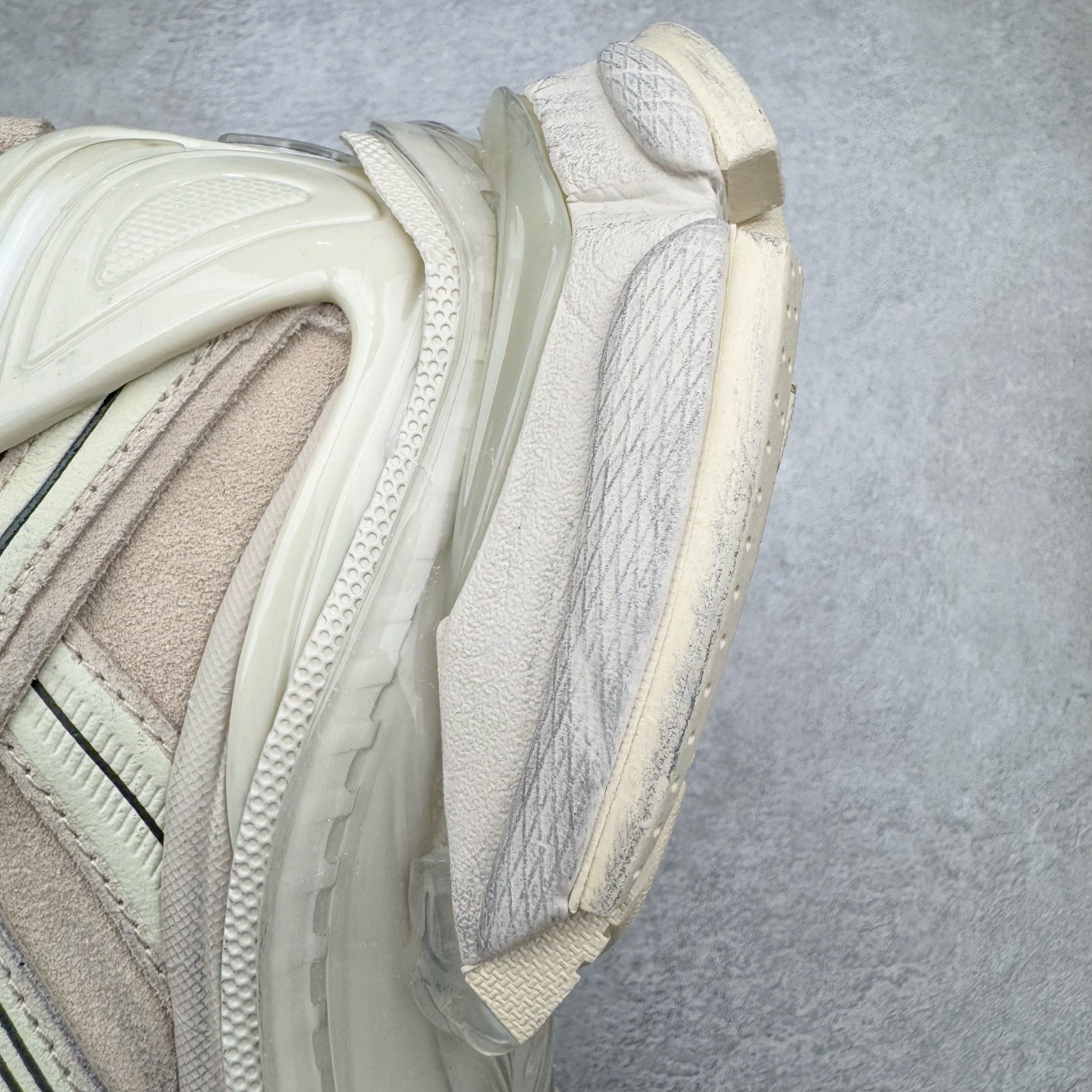 图片[13]-＃VG零售版 BALENCIAGA Runner Sneaker 巴黎世家七代慢跑系列低帮复古野跑潮流运动鞋老爹鞋 尼龙和网布材质 磨损效果 鞋头边缘印有尺码 背面浮印尺码 外侧印有跑者徽标 鞋舌刺绣 Balenciaga 品牌标识 鞋跟背面 Balenciaga品牌标识 材质采用65%聚氨酯、35%聚酯纤维 全新 Runner 鞋型轮廓借鉴于 2000 年初的复古线条 搭载大网眼面料制成鞋面基础，由粉色、白色尼龍与橡胶质地覆盖鞋面诠释线条感 当中透过几道手缝线与折损痕更是精准的掌握历经时间淬炼的破旧痕迹 延续其手法至鞋领、鞋跟、鞋带、中底等部分均饰有破损及脏污之貌 尤其是鞋领处与鞋带孔眼条更是采用不规则做旧技术将内容物泡棉随机露出 尺码：35 36 37 38 39 40 41 42 43 44 45 46-选品中心