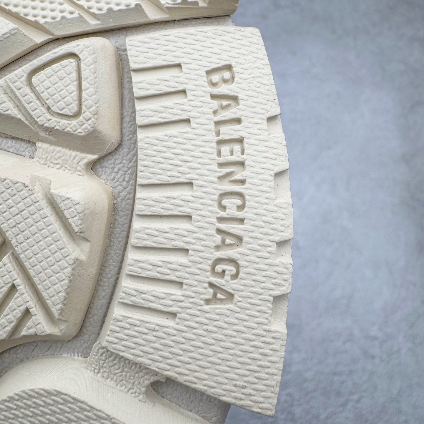 图片[19]-＃VG零售版 BALENCIAGA Runner Sneaker 巴黎世家七代慢跑系列低帮复古野跑潮流运动鞋老爹鞋 尼龙和网布材质 磨损效果 鞋头边缘印有尺码 背面浮印尺码 外侧印有跑者徽标 鞋舌刺绣 Balenciaga 品牌标识 鞋跟背面 Balenciaga品牌标识 材质采用65%聚氨酯、35%聚酯纤维 全新 Runner 鞋型轮廓借鉴于 2000 年初的复古线条 搭载大网眼面料制成鞋面基础，由粉色、白色尼龍与橡胶质地覆盖鞋面诠释线条感 当中透过几道手缝线与折损痕更是精准的掌握历经时间淬炼的破旧痕迹 延续其手法至鞋领、鞋跟、鞋带、中底等部分均饰有破损及脏污之貌 尤其是鞋领处与鞋带孔眼条更是采用不规则做旧技术将内容物泡棉随机露出 尺码：35 36 37 38 39 40 41 42 43 44 45 46-选品中心