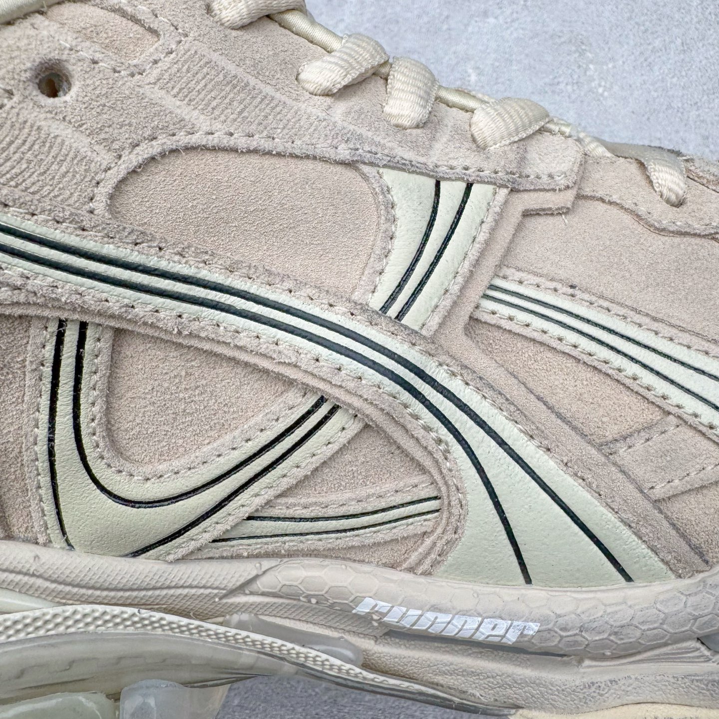 图片[16]-＃VG零售版 BALENCIAGA Runner Sneaker 巴黎世家七代慢跑系列低帮复古野跑潮流运动鞋老爹鞋 尼龙和网布材质 磨损效果 鞋头边缘印有尺码 背面浮印尺码 外侧印有跑者徽标 鞋舌刺绣 Balenciaga 品牌标识 鞋跟背面 Balenciaga品牌标识 材质采用65%聚氨酯、35%聚酯纤维 全新 Runner 鞋型轮廓借鉴于 2000 年初的复古线条 搭载大网眼面料制成鞋面基础，由粉色、白色尼龍与橡胶质地覆盖鞋面诠释线条感 当中透过几道手缝线与折损痕更是精准的掌握历经时间淬炼的破旧痕迹 延续其手法至鞋领、鞋跟、鞋带、中底等部分均饰有破损及脏污之貌 尤其是鞋领处与鞋带孔眼条更是采用不规则做旧技术将内容物泡棉随机露出 尺码：35 36 37 38 39 40 41 42 43 44 45 46-选品中心