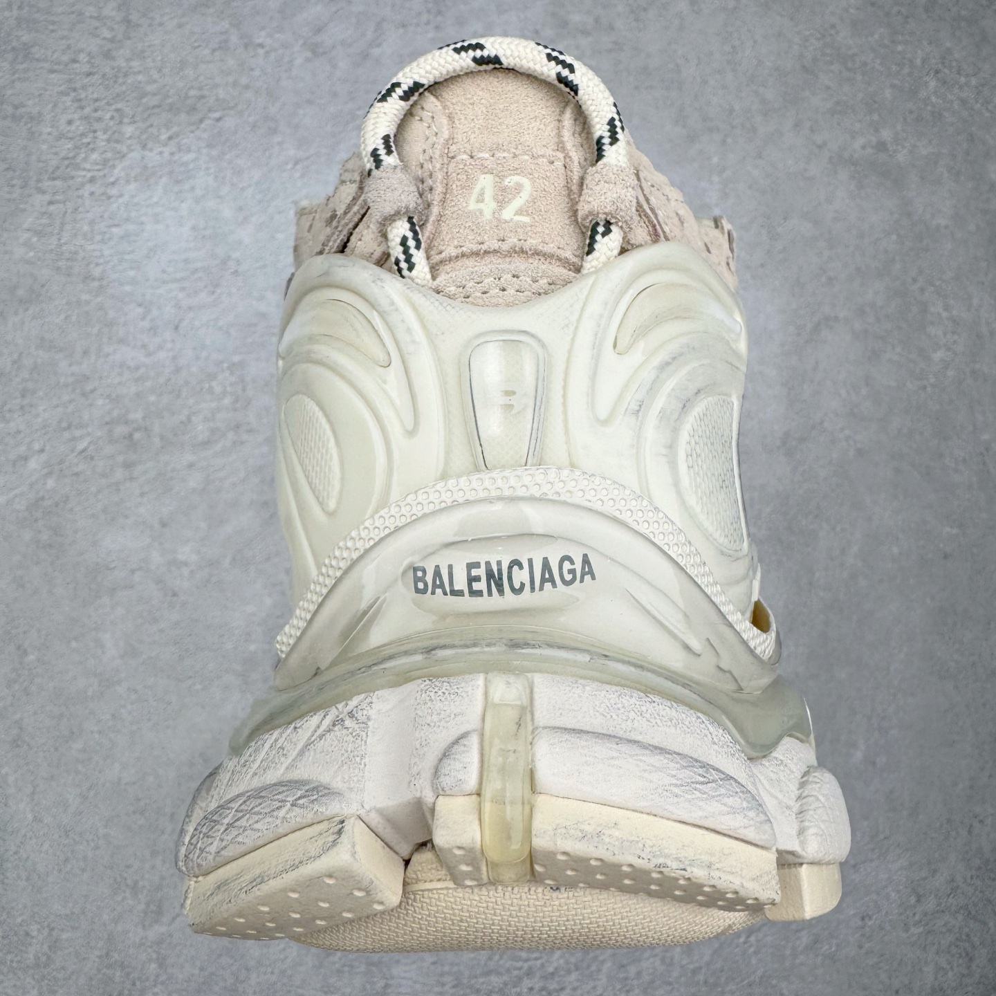 图片[8]-＃VG零售版 BALENCIAGA Runner Sneaker 巴黎世家七代慢跑系列低帮复古野跑潮流运动鞋老爹鞋 尼龙和网布材质 磨损效果 鞋头边缘印有尺码 背面浮印尺码 外侧印有跑者徽标 鞋舌刺绣 Balenciaga 品牌标识 鞋跟背面 Balenciaga品牌标识 材质采用65%聚氨酯、35%聚酯纤维 全新 Runner 鞋型轮廓借鉴于 2000 年初的复古线条 搭载大网眼面料制成鞋面基础，由粉色、白色尼龍与橡胶质地覆盖鞋面诠释线条感 当中透过几道手缝线与折损痕更是精准的掌握历经时间淬炼的破旧痕迹 延续其手法至鞋领、鞋跟、鞋带、中底等部分均饰有破损及脏污之貌 尤其是鞋领处与鞋带孔眼条更是采用不规则做旧技术将内容物泡棉随机露出 尺码：35 36 37 38 39 40 41 42 43 44 45 46-选品中心