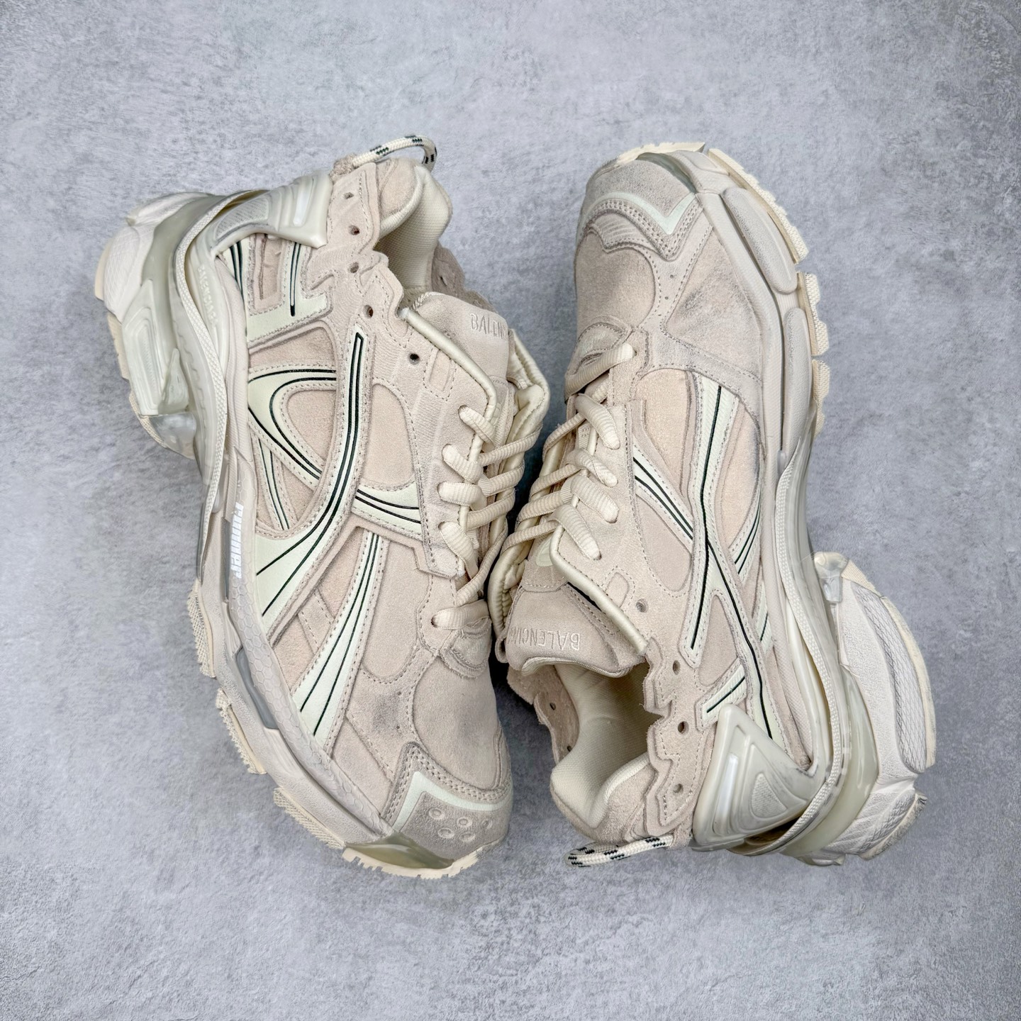 图片[3]-＃VG零售版 BALENCIAGA Runner Sneaker 巴黎世家七代慢跑系列低帮复古野跑潮流运动鞋老爹鞋 尼龙和网布材质 磨损效果 鞋头边缘印有尺码 背面浮印尺码 外侧印有跑者徽标 鞋舌刺绣 Balenciaga 品牌标识 鞋跟背面 Balenciaga品牌标识 材质采用65%聚氨酯、35%聚酯纤维 全新 Runner 鞋型轮廓借鉴于 2000 年初的复古线条 搭载大网眼面料制成鞋面基础，由粉色、白色尼龍与橡胶质地覆盖鞋面诠释线条感 当中透过几道手缝线与折损痕更是精准的掌握历经时间淬炼的破旧痕迹 延续其手法至鞋领、鞋跟、鞋带、中底等部分均饰有破损及脏污之貌 尤其是鞋领处与鞋带孔眼条更是采用不规则做旧技术将内容物泡棉随机露出 尺码：35 36 37 38 39 40 41 42 43 44 45 46-选品中心