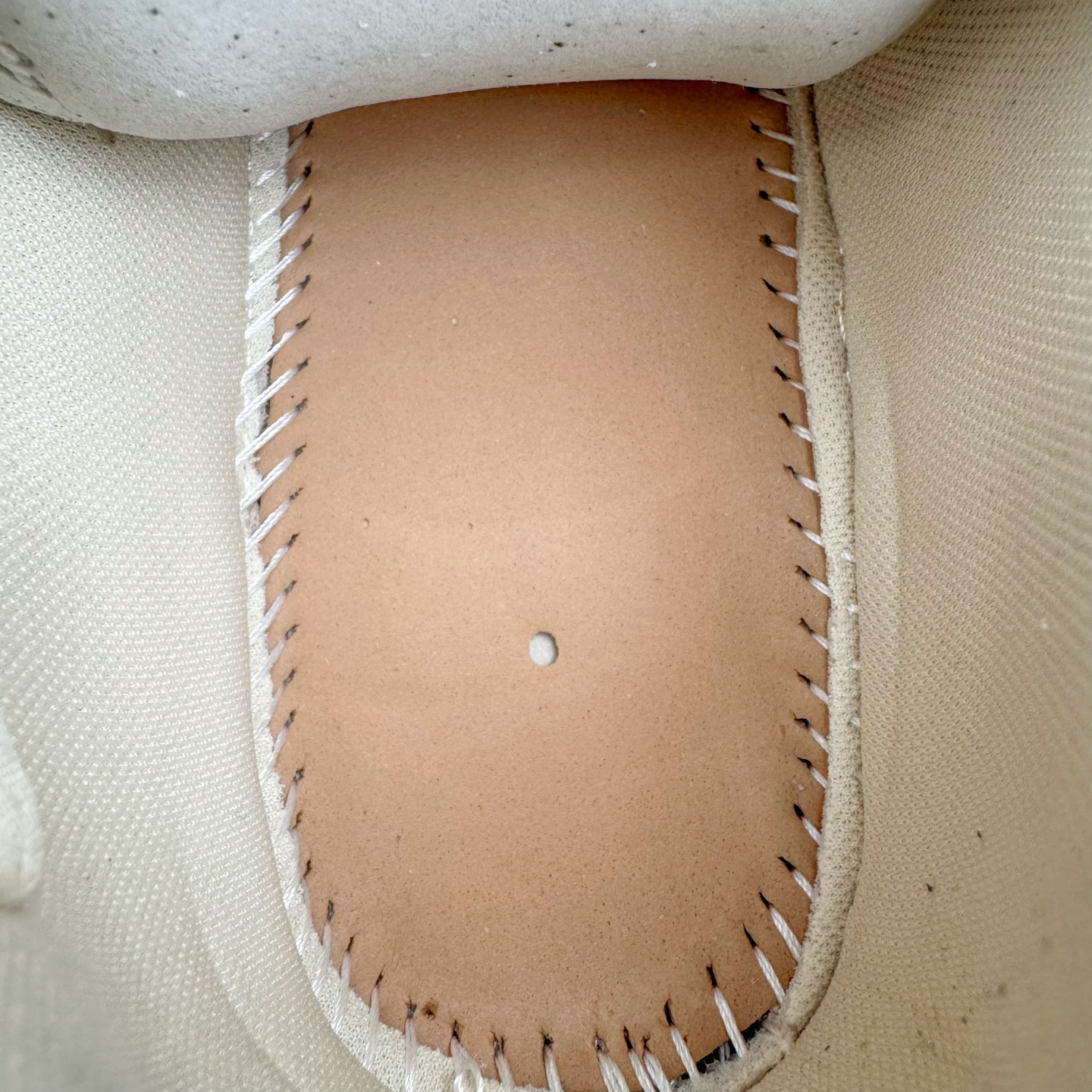 图片[21]-＃VG零售版 BALENCIAGA Runner Sneaker 巴黎世家七代慢跑系列低帮复古野跑潮流运动鞋老爹鞋 尼龙和网布材质 磨损效果 鞋头边缘印有尺码 背面浮印尺码 外侧印有跑者徽标 鞋舌刺绣 Balenciaga 品牌标识 鞋跟背面 Balenciaga品牌标识 材质采用65%聚氨酯、35%聚酯纤维 全新 Runner 鞋型轮廓借鉴于 2000 年初的复古线条 搭载大网眼面料制成鞋面基础，由粉色、白色尼龍与橡胶质地覆盖鞋面诠释线条感 当中透过几道手缝线与折损痕更是精准的掌握历经时间淬炼的破旧痕迹 延续其手法至鞋领、鞋跟、鞋带、中底等部分均饰有破损及脏污之貌 尤其是鞋领处与鞋带孔眼条更是采用不规则做旧技术将内容物泡棉随机露出 尺码：35 36 37 38 39 40 41 42 43 44 45 46-选品中心