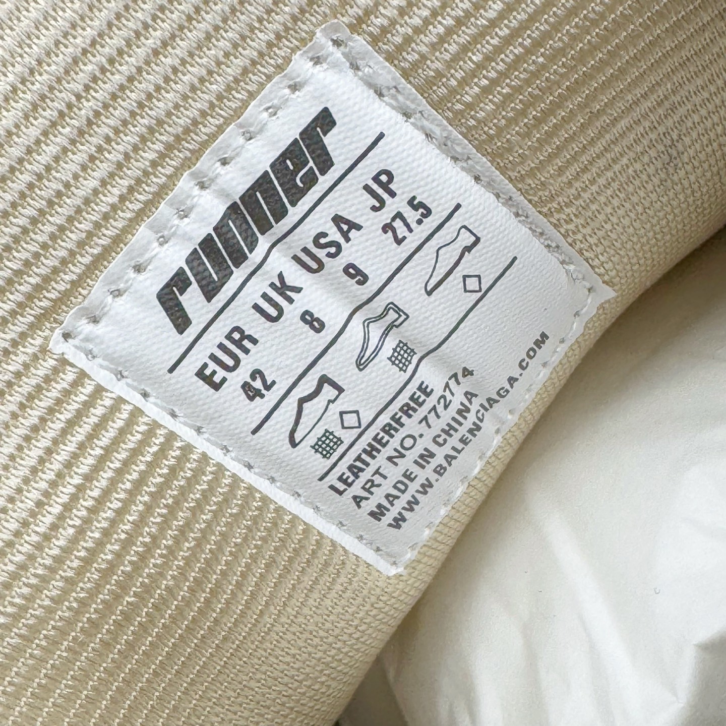 图片[10]-＃VG零售版 BALENCIAGA Runner Sneaker 巴黎世家七代慢跑系列低帮复古野跑潮流运动鞋老爹鞋 尼龙和网布材质 磨损效果 鞋头边缘印有尺码 背面浮印尺码 外侧印有跑者徽标 鞋舌刺绣 Balenciaga 品牌标识 鞋跟背面 Balenciaga品牌标识 材质采用65%聚氨酯、35%聚酯纤维 全新 Runner 鞋型轮廓借鉴于 2000 年初的复古线条 搭载大网眼面料制成鞋面基础，由粉色、白色尼龍与橡胶质地覆盖鞋面诠释线条感 当中透过几道手缝线与折损痕更是精准的掌握历经时间淬炼的破旧痕迹 延续其手法至鞋领、鞋跟、鞋带、中底等部分均饰有破损及脏污之貌 尤其是鞋领处与鞋带孔眼条更是采用不规则做旧技术将内容物泡棉随机露出 尺码：35 36 37 38 39 40 41 42 43 44 45 46-选品中心