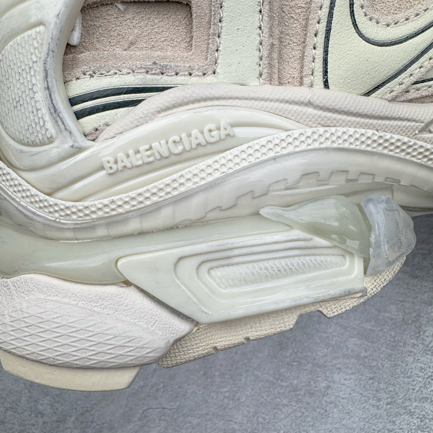 图片[17]-＃VG零售版 BALENCIAGA Runner Sneaker 巴黎世家七代慢跑系列低帮复古野跑潮流运动鞋老爹鞋 尼龙和网布材质 磨损效果 鞋头边缘印有尺码 背面浮印尺码 外侧印有跑者徽标 鞋舌刺绣 Balenciaga 品牌标识 鞋跟背面 Balenciaga品牌标识 材质采用65%聚氨酯、35%聚酯纤维 全新 Runner 鞋型轮廓借鉴于 2000 年初的复古线条 搭载大网眼面料制成鞋面基础，由粉色、白色尼龍与橡胶质地覆盖鞋面诠释线条感 当中透过几道手缝线与折损痕更是精准的掌握历经时间淬炼的破旧痕迹 延续其手法至鞋领、鞋跟、鞋带、中底等部分均饰有破损及脏污之貌 尤其是鞋领处与鞋带孔眼条更是采用不规则做旧技术将内容物泡棉随机露出 尺码：35 36 37 38 39 40 41 42 43 44 45 46-选品中心