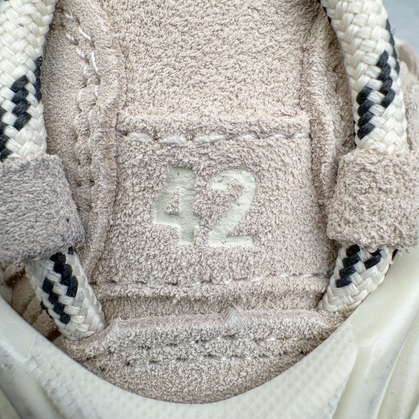 图片[11]-＃VG零售版 BALENCIAGA Runner Sneaker 巴黎世家七代慢跑系列低帮复古野跑潮流运动鞋老爹鞋 尼龙和网布材质 磨损效果 鞋头边缘印有尺码 背面浮印尺码 外侧印有跑者徽标 鞋舌刺绣 Balenciaga 品牌标识 鞋跟背面 Balenciaga品牌标识 材质采用65%聚氨酯、35%聚酯纤维 全新 Runner 鞋型轮廓借鉴于 2000 年初的复古线条 搭载大网眼面料制成鞋面基础，由粉色、白色尼龍与橡胶质地覆盖鞋面诠释线条感 当中透过几道手缝线与折损痕更是精准的掌握历经时间淬炼的破旧痕迹 延续其手法至鞋领、鞋跟、鞋带、中底等部分均饰有破损及脏污之貌 尤其是鞋领处与鞋带孔眼条更是采用不规则做旧技术将内容物泡棉随机露出 尺码：35 36 37 38 39 40 41 42 43 44 45 46-选品中心