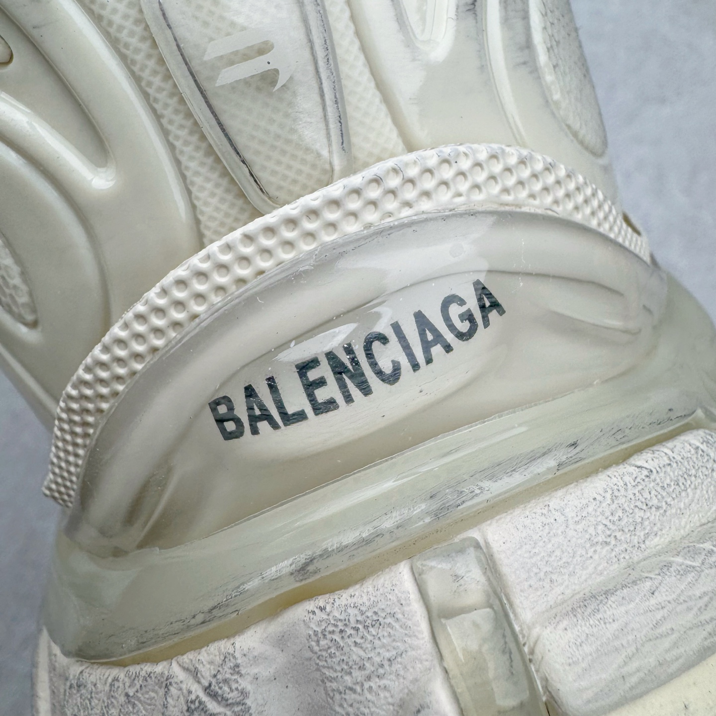 图片[12]-＃VG零售版 BALENCIAGA Runner Sneaker 巴黎世家七代慢跑系列低帮复古野跑潮流运动鞋老爹鞋 尼龙和网布材质 磨损效果 鞋头边缘印有尺码 背面浮印尺码 外侧印有跑者徽标 鞋舌刺绣 Balenciaga 品牌标识 鞋跟背面 Balenciaga品牌标识 材质采用65%聚氨酯、35%聚酯纤维 全新 Runner 鞋型轮廓借鉴于 2000 年初的复古线条 搭载大网眼面料制成鞋面基础，由粉色、白色尼龍与橡胶质地覆盖鞋面诠释线条感 当中透过几道手缝线与折损痕更是精准的掌握历经时间淬炼的破旧痕迹 延续其手法至鞋领、鞋跟、鞋带、中底等部分均饰有破损及脏污之貌 尤其是鞋领处与鞋带孔眼条更是采用不规则做旧技术将内容物泡棉随机露出 尺码：35 36 37 38 39 40 41 42 43 44 45 46-选品中心