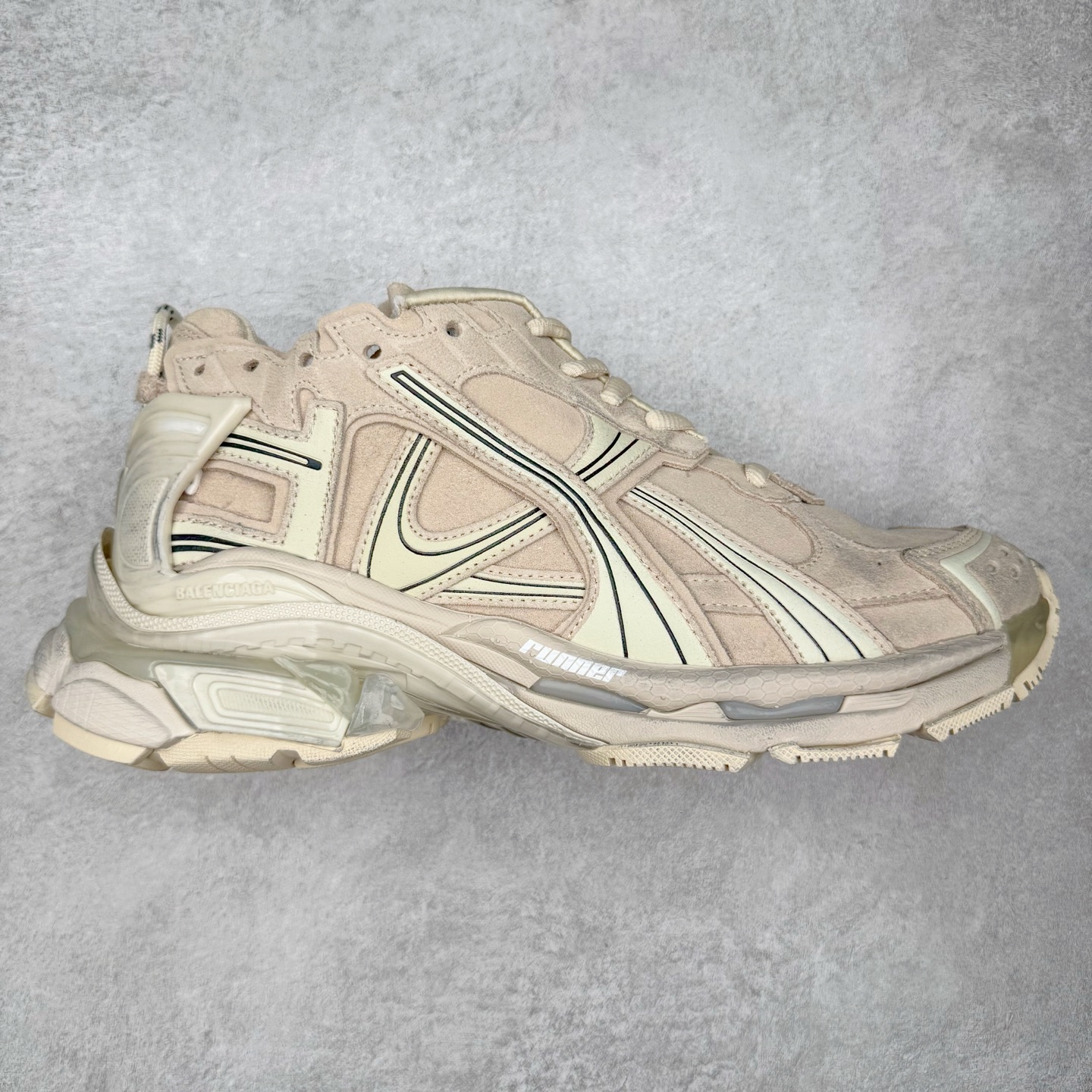 ＃VG零售版 BALENCIAGA Runner Sneaker 巴黎世家七代慢跑系列低帮复古野跑潮流运动鞋老爹鞋 尼龙和网布材质 磨损效果 鞋头边缘印有尺码 背面浮印尺码 外侧印有跑者徽标 鞋舌刺绣 Balenciaga 品牌标识 鞋跟背面 Balenciaga品牌标识 材质采用65%聚氨酯、35%聚酯纤维 全新 Runner 鞋型轮廓借鉴于 2000 年初的复古线条 搭载大网眼面料制成鞋面基础，由粉色、白色尼龍与橡胶质地覆盖鞋面诠释线条感 当中透过几道手缝线与折损痕更是精准的掌握历经时间淬炼的破旧痕迹 延续其手法至鞋领、鞋跟、鞋带、中底等部分均饰有破损及脏污之貌 尤其是鞋领处与鞋带孔眼条更是采用不规则做旧技术将内容物泡棉随机露出 尺码：35 36 37 38 39 40 41 42 43 44 45 46-选品中心