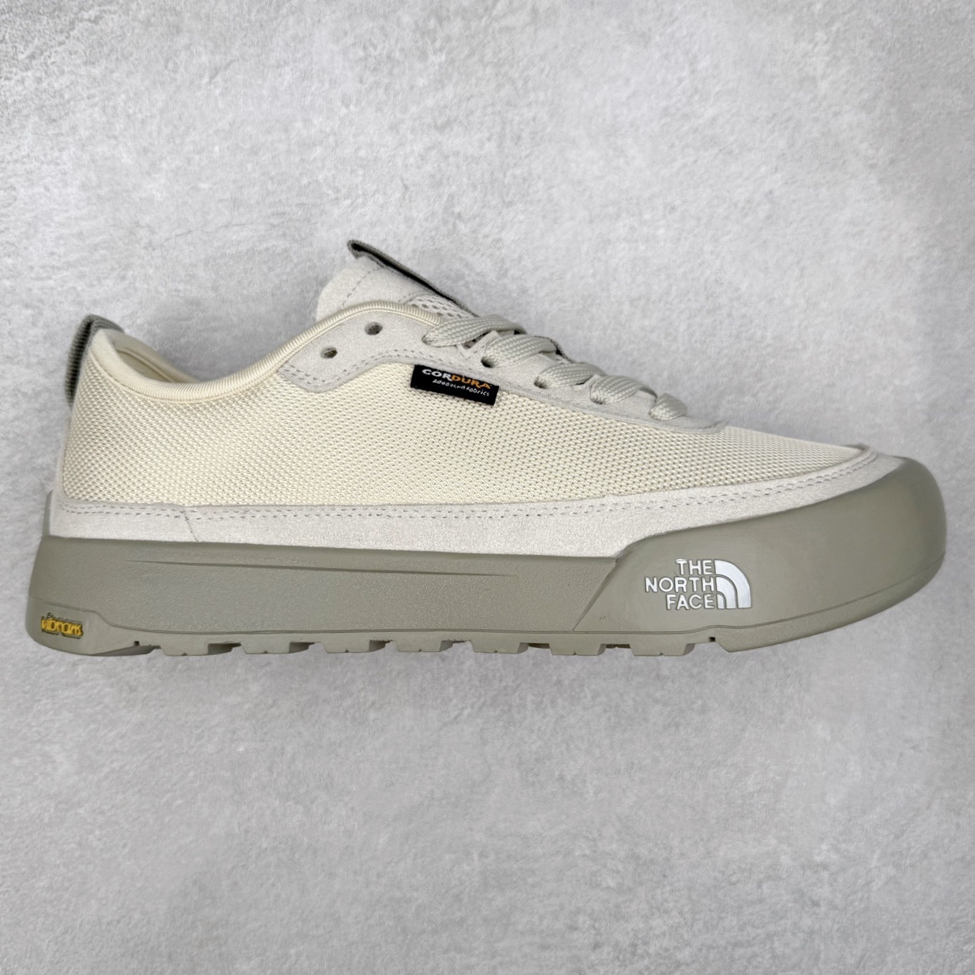 THE NORTH FACE Clyffe 北面舒适百搭 防滑耐磨 低帮 生活休闲鞋 男女同款 North Face于1966年成立，一直致力于为户外运动员的每一次严酷探索提供专业装备。作为全球户外运动领导品牌，The NorthFace以经过专业运动员测试、适应各类户外需求的产品助力探索者不断超越自我，激发人类潜能。The North Face象征着众多山脉中更冷、更值得挑战的北坡。品牌标志则来自Half Dome，一座位于美国加州Yosemite NationalPark（优胜美地国家公园）里的山峰，中文名字取为「北面」，象征着不畏惧的户外探索精神。1997年，The North Face采用全新的宣传标语「Never Stop Exploring探索永不停止」，体现品牌的探索精神，成为品牌的座右铭。尺码：36/45-选品中心