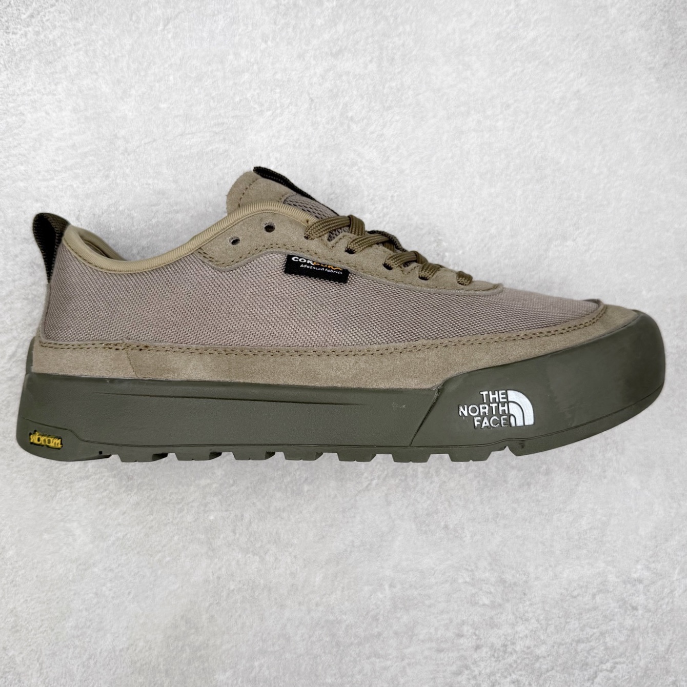 THE NORTH FACE Clyffe 北面舒适百搭 防滑耐磨 低帮 生活休闲鞋 男女同款 North Face于1966年成立，一直致力于为户外运动员的每一次严酷探索提供专业装备。作为全球户外运动领导品牌，The NorthFace以经过专业运动员测试、适应各类户外需求的产品助力探索者不断超越自我，激发人类潜能。The North Face象征着众多山脉中更冷、更值得挑战的北坡。品牌标志则来自Half Dome，一座位于美国加州Yosemite NationalPark（优胜美地国家公园）里的山峰，中文名字取为「北面」，象征着不畏惧的户外探索精神。1997年，The North Face采用全新的宣传标语「Never Stop Exploring探索永不停止」，体现品牌的探索精神，成为品牌的座右铭。尺码：36/45-选品中心