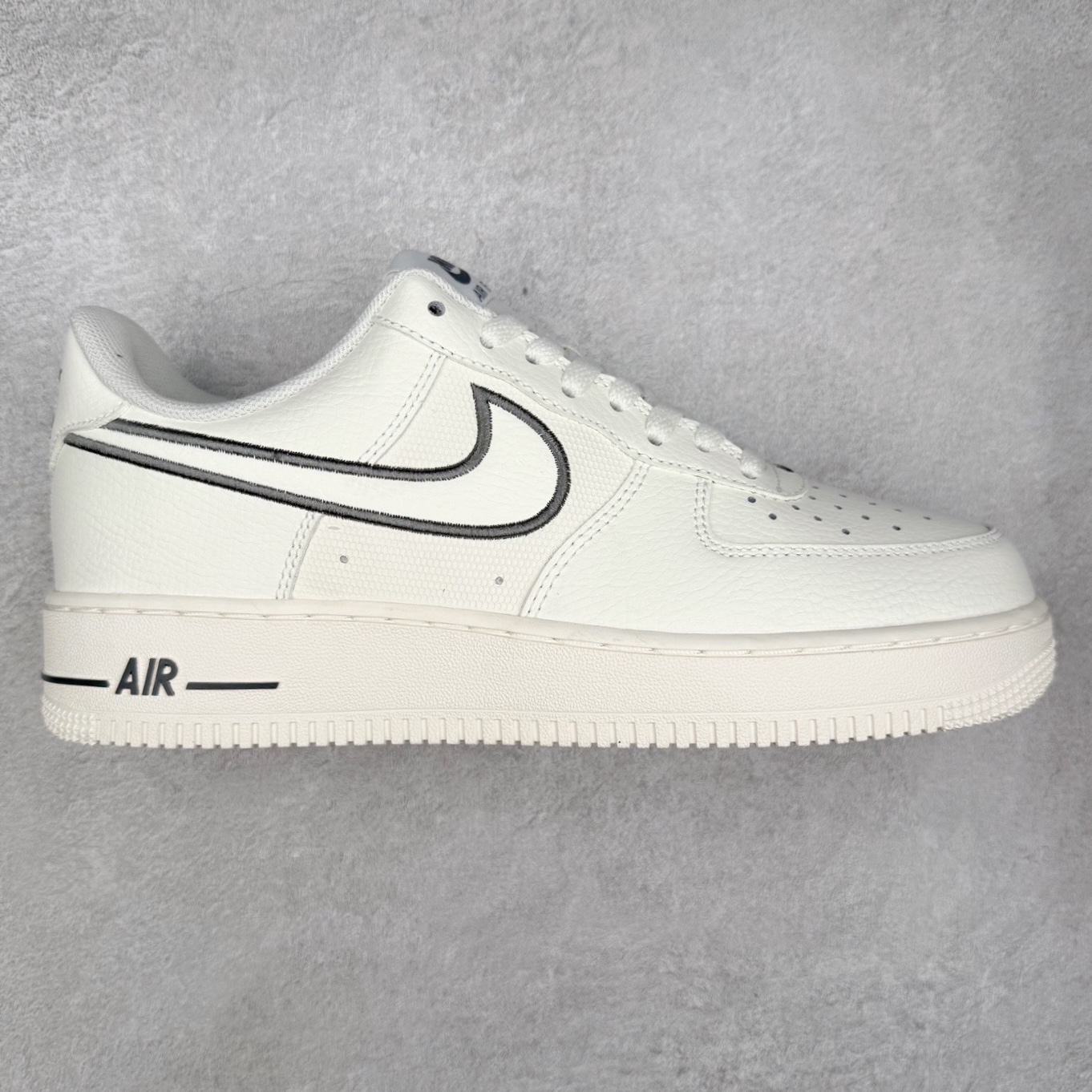 ＃XT纯原 NK Air Force 1 Low 空军一号时尚舒适防滑耐磨低帮板鞋 IB7677-101 顶级批次 2022全新楦头鞋型 鱼鳞大底 历时开发三个月 清洁度完美 二维码鞋标 内置芯片及solo气垫 大底高度及其弧度依照正品 钢印 logo刺绣 鞋口弧度 鞋头长度 鞋面冲孔 鞋垫背胶及钢印 完美鞋型对比正品 每一处都是细节满满 柔软、弹性十足的缓震性能和出色的中底设计 横跨复古与现代的外型结合 造就出风靡全球 三十多年的Force 1 直到今天还深受青睐 实拍调校N版已经零色差零失真 百分百还原实物色彩所见即所得 不存在货不对板色差等低级问题 选购参考实物拍摄 不混卖不参货 只用心做好货严格选品 承诺混一赔十 尺码：36 36.5 37.5 38 38.5 39 40 40.5 41 42 42.5 43 44 44.5 45-选品中心