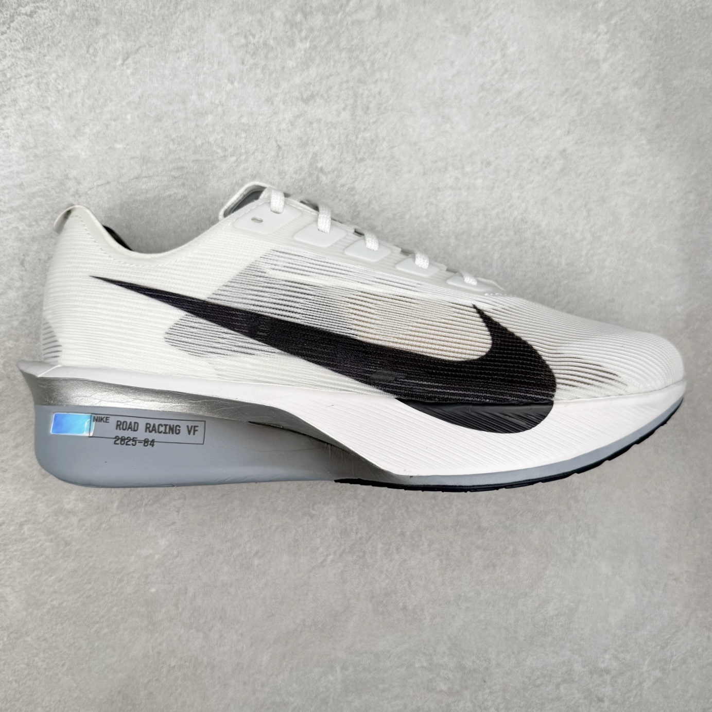 Jakob A. Ingebrigtsen x NK Zoom VaporFly Next 4% 舒适百搭透气回弹低帮短跑马拉松跑步鞋 HF6412-100 采用精致醒目设计，精准诠释雅各布·因格布里格森的风格，聚焦他的核心信念：家庭与夺冠。该鞋款在前代鞋款的基础上减轻重量，但不影响性能表现。碳纤维 Flyplate 结合出众回弹的ZoomX泡绵中底，缔造比赛日佳选，令你快意难挡，疾速冲刺。这款公路竞速跑步鞋具备匠心品质，无论是日常畅跑还是马拉松，皆可轻松驾驭，是雅各布的信赖之选。尺码：36 36.5 37.5 38 38.5 39 40 40.5 41 42 42.5 43 44 44.5 45-选品中心